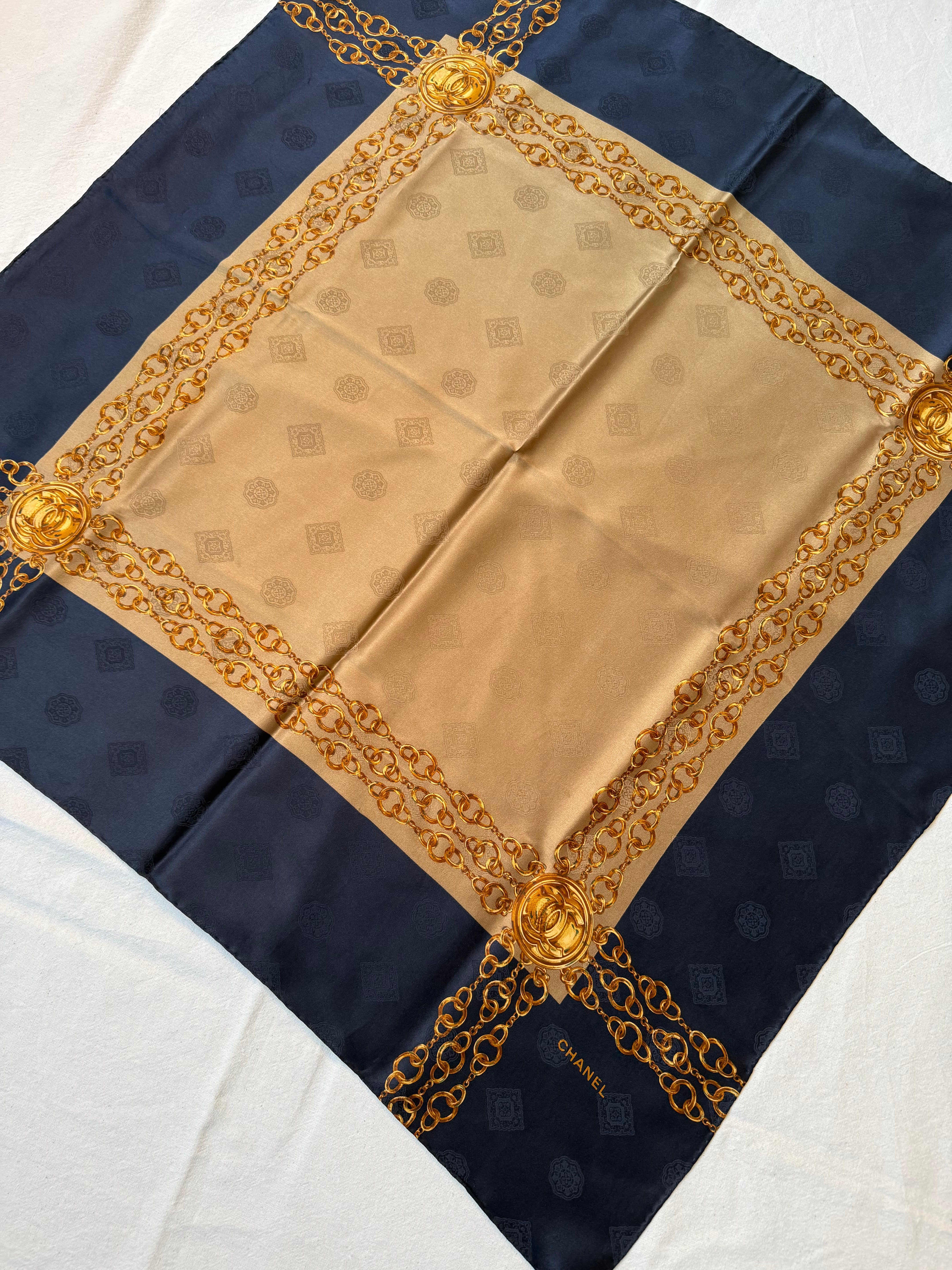 Foulard Chanel - Modèle bleu marine et beige