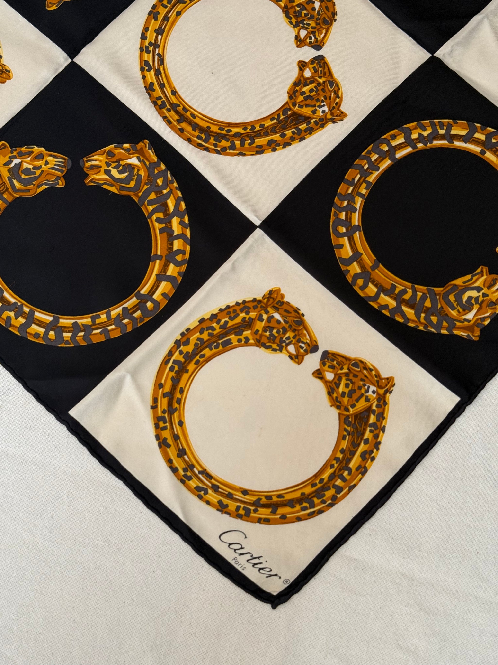 Foulard Cartier – Modèle noir et panthères