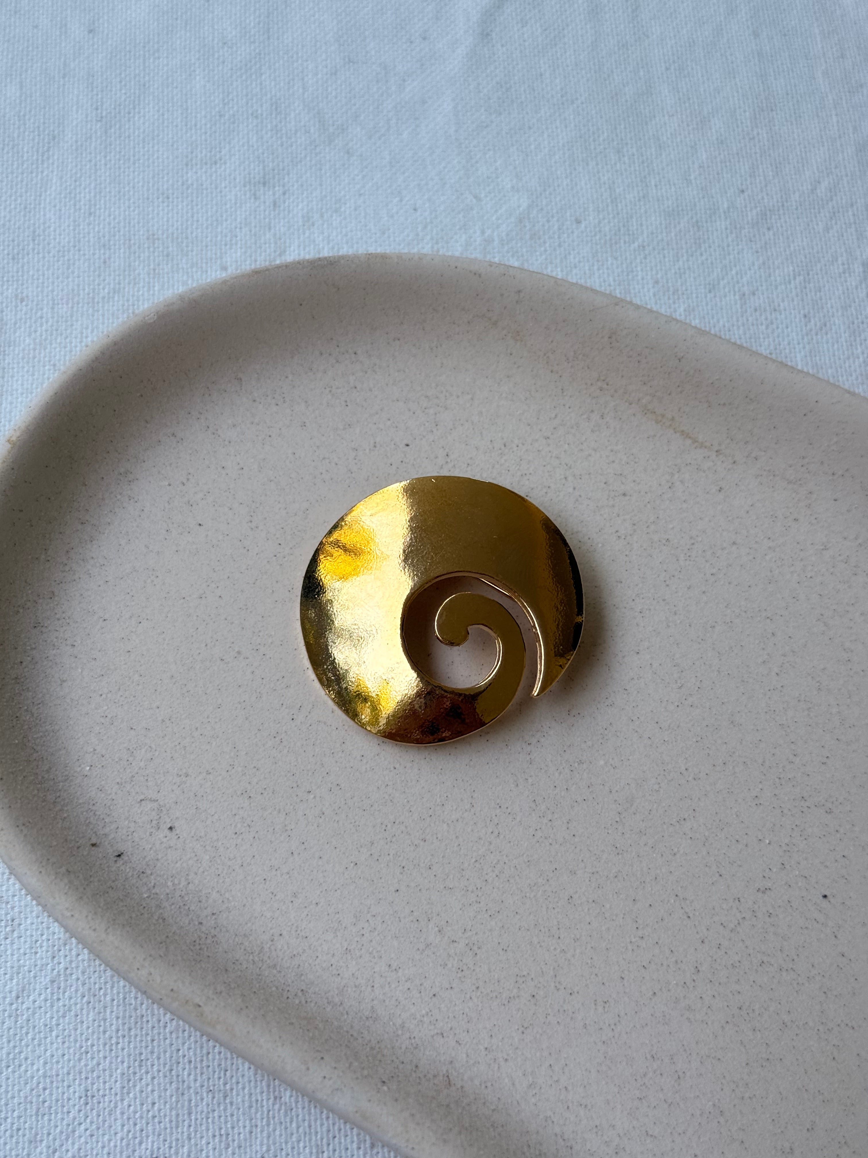 Broche vintage - Motif tourbillon doré