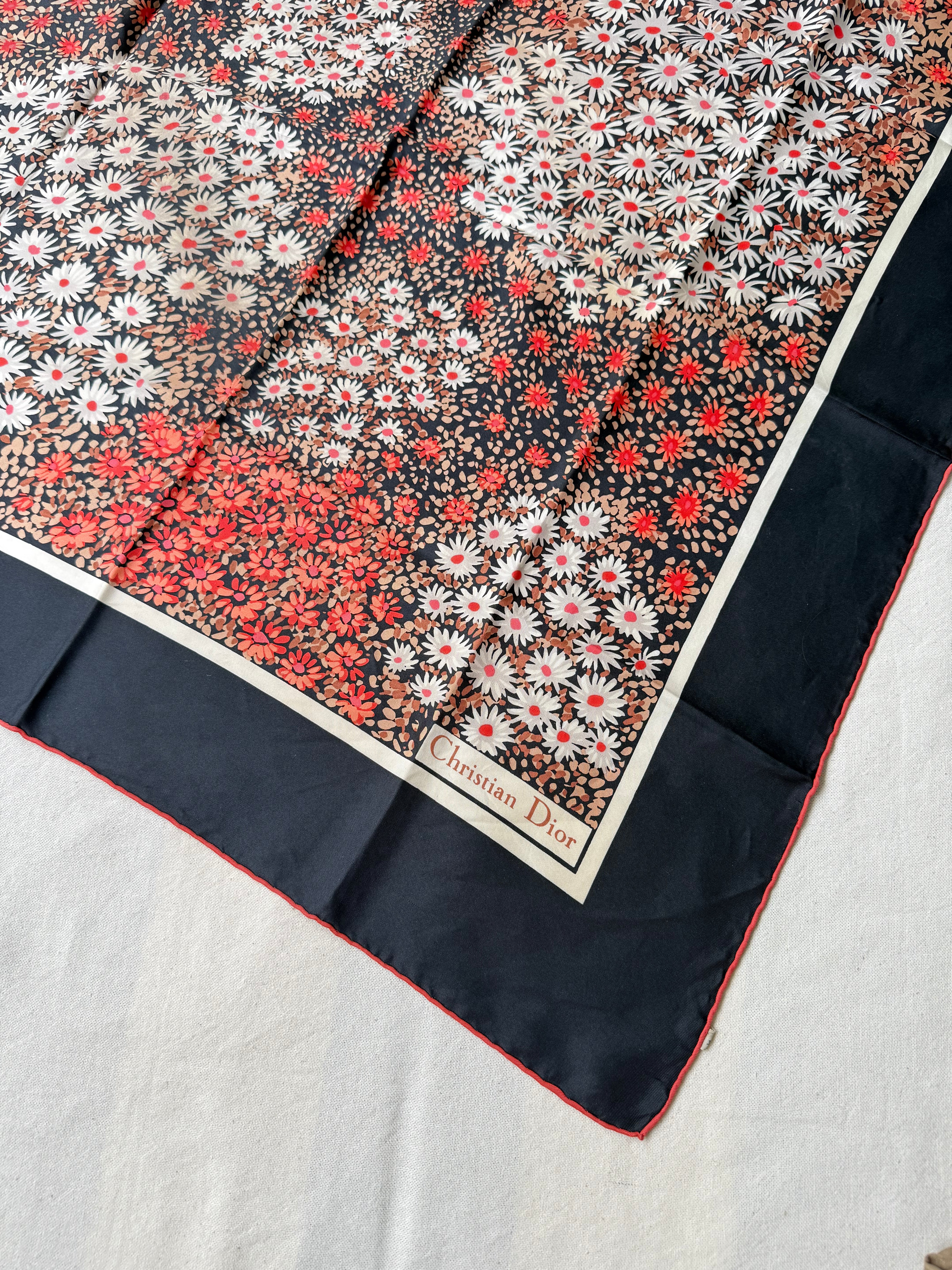 Foulard Christian Dior – Modèle noir à fleurs