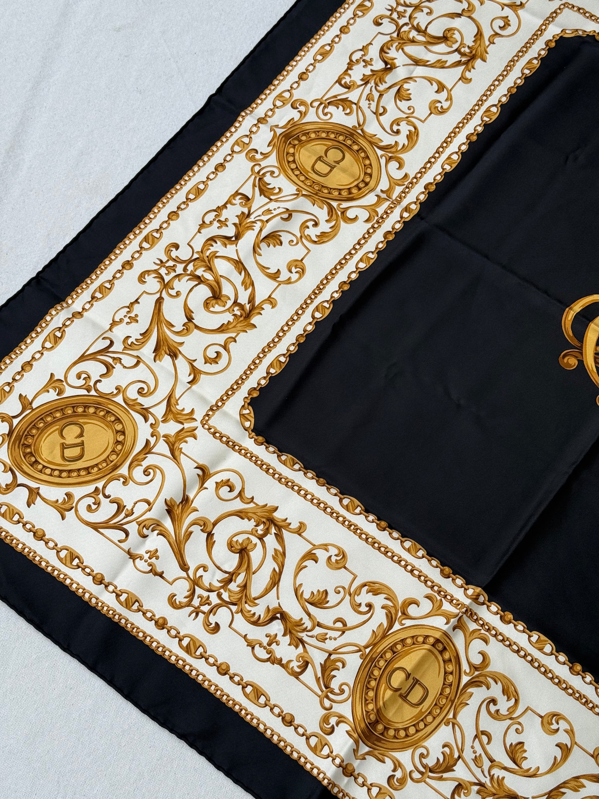 Foulard Christian Dior – Inscriptions CD et arabesques