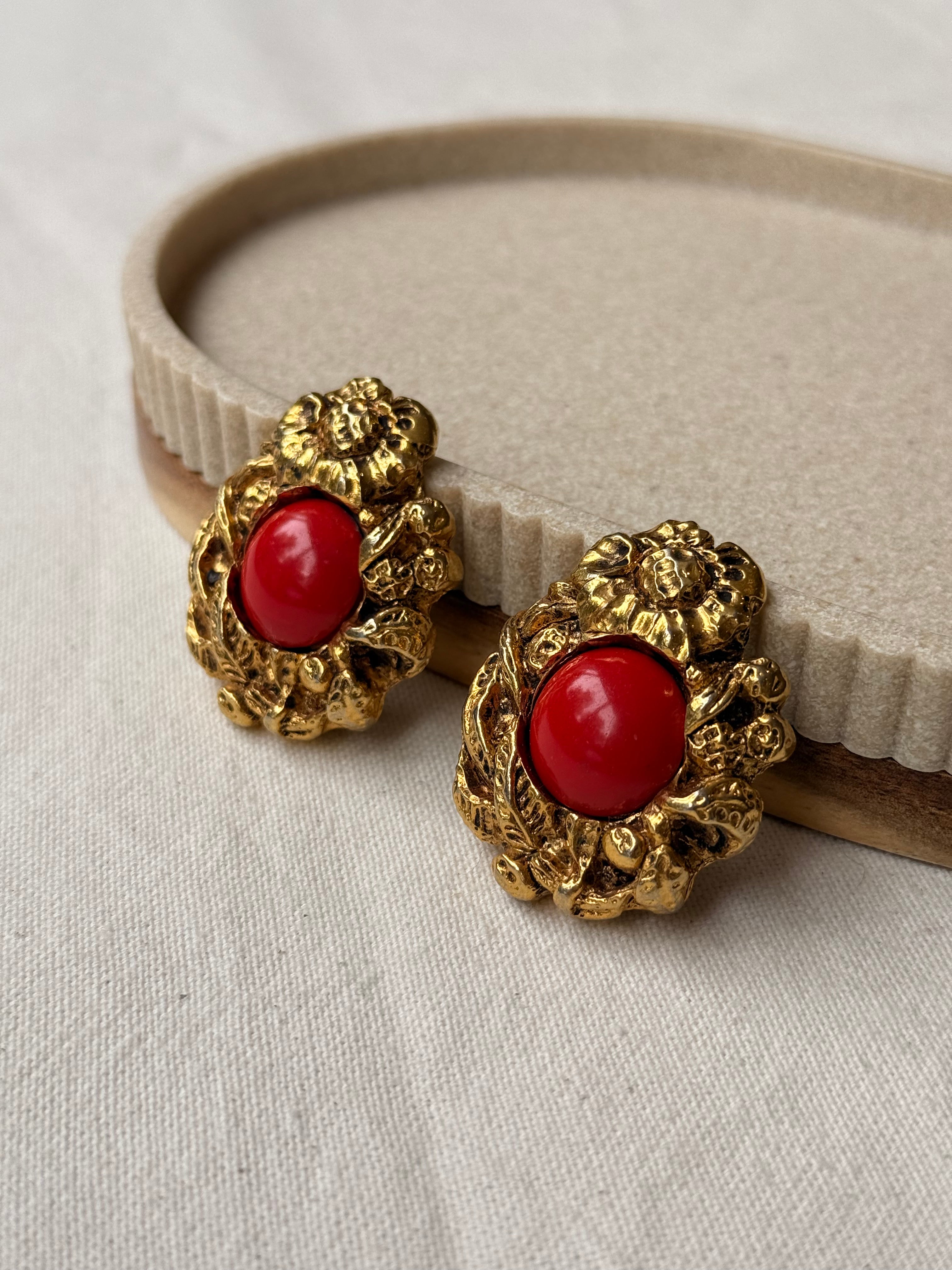 Boucles d’oreilles vintage - Cabochons rouges et motifs floraux