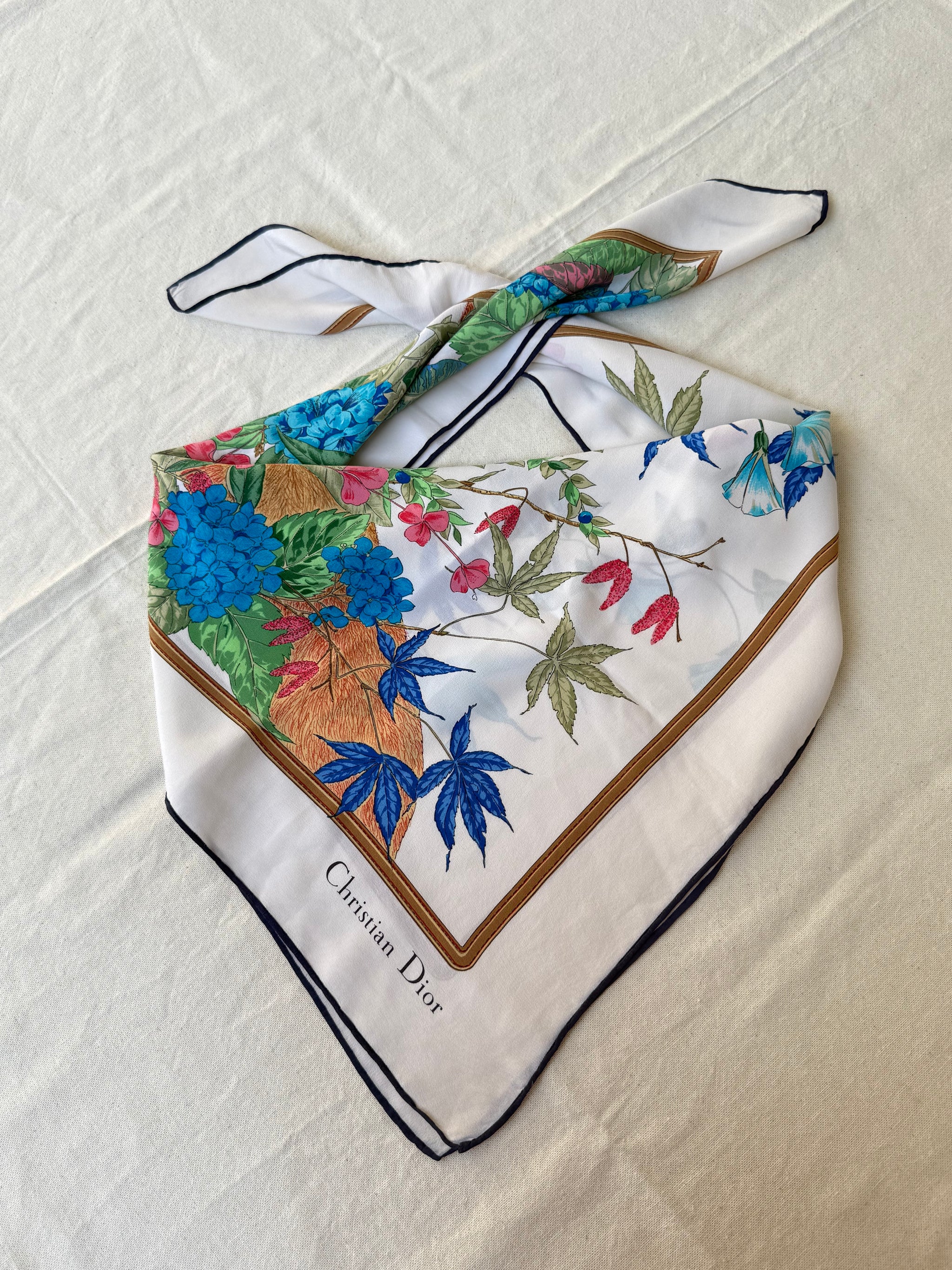 Foulard Christian Dior – Modèle blanc fleuris
