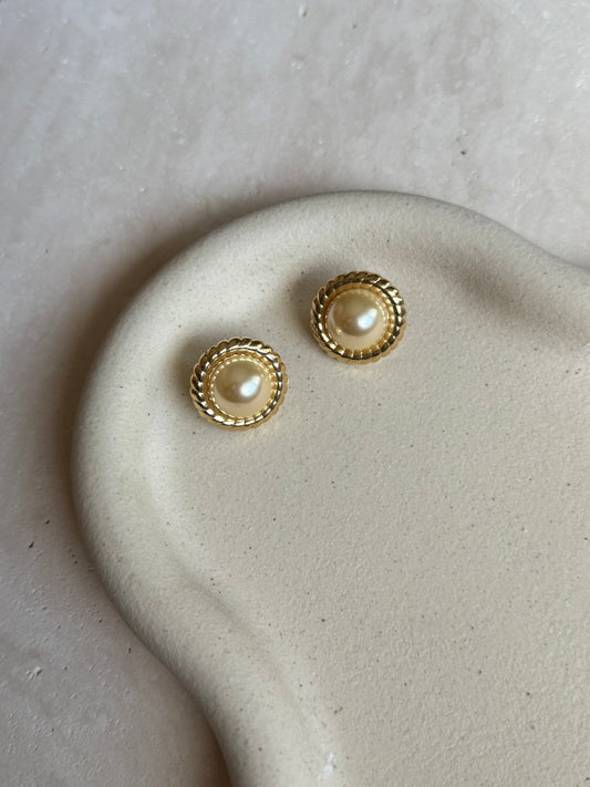Boucles d’oreilles vintage - Torsadées dorées et perle fantaisie centrale (oreilles percées)