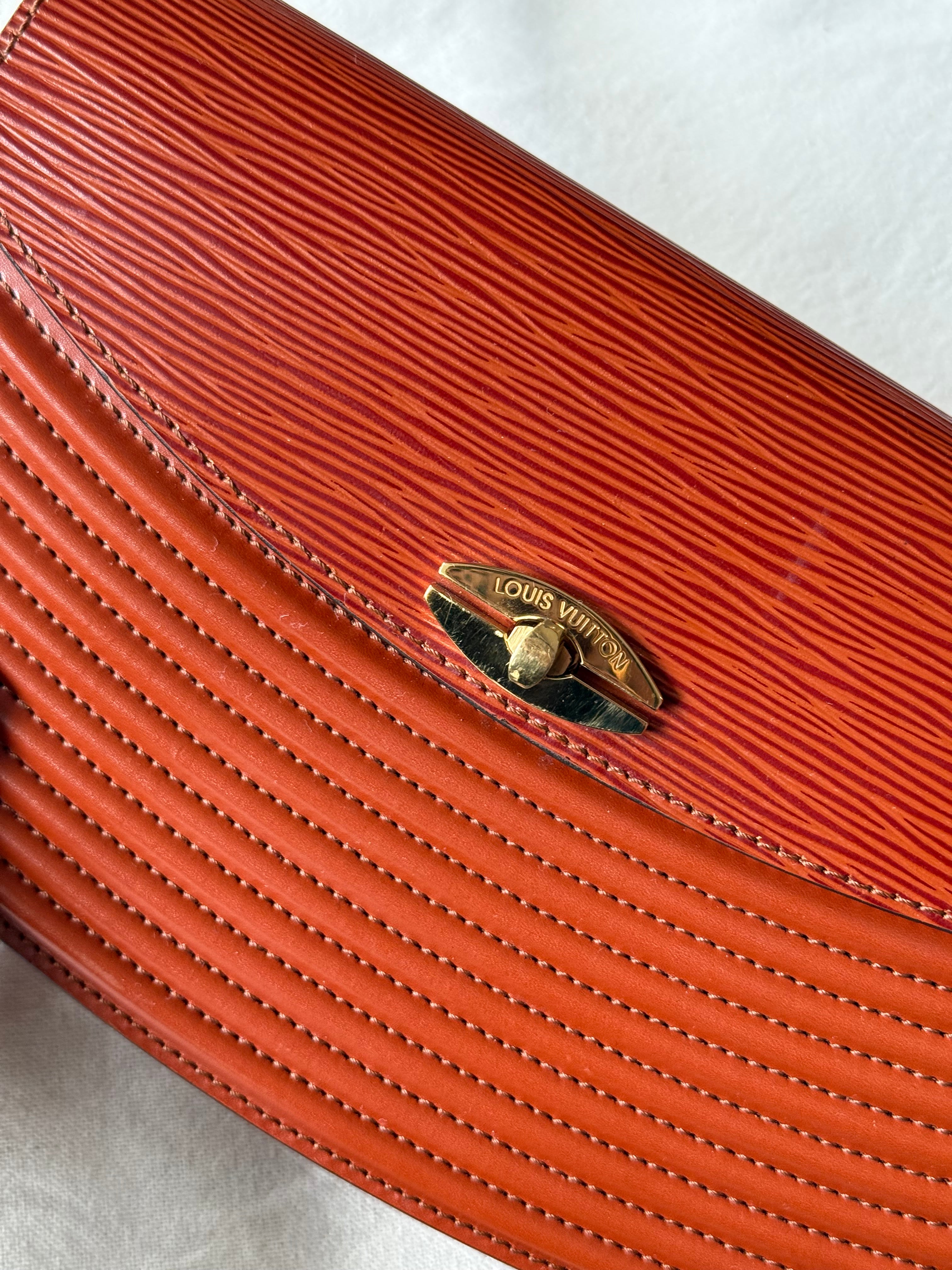 Sac Louis Vuitton- Modèle Presbourg en cuir épi cognac