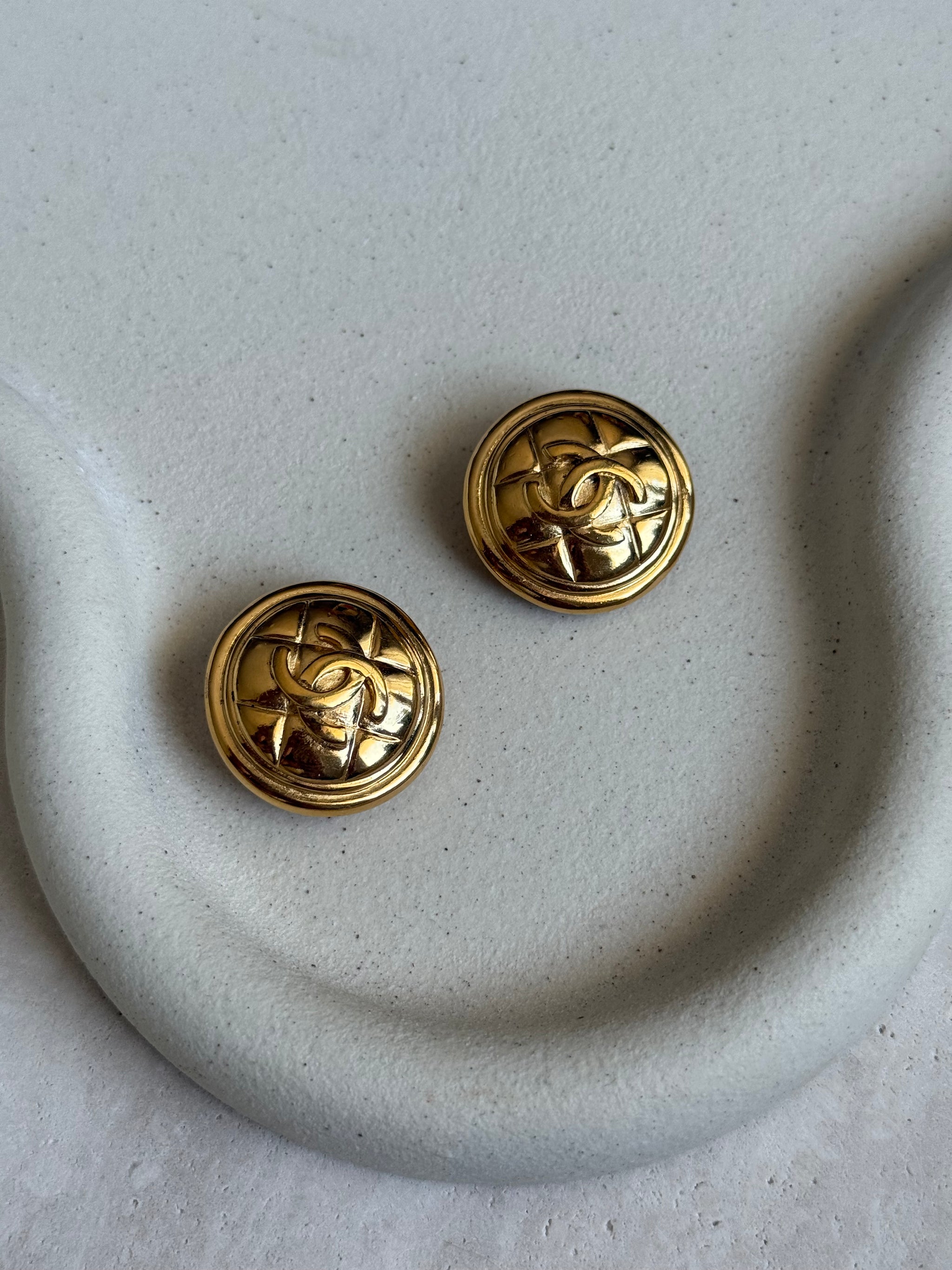 Boucles d’oreilles vintage Chanel - Logo CC et motif matelassé doré
