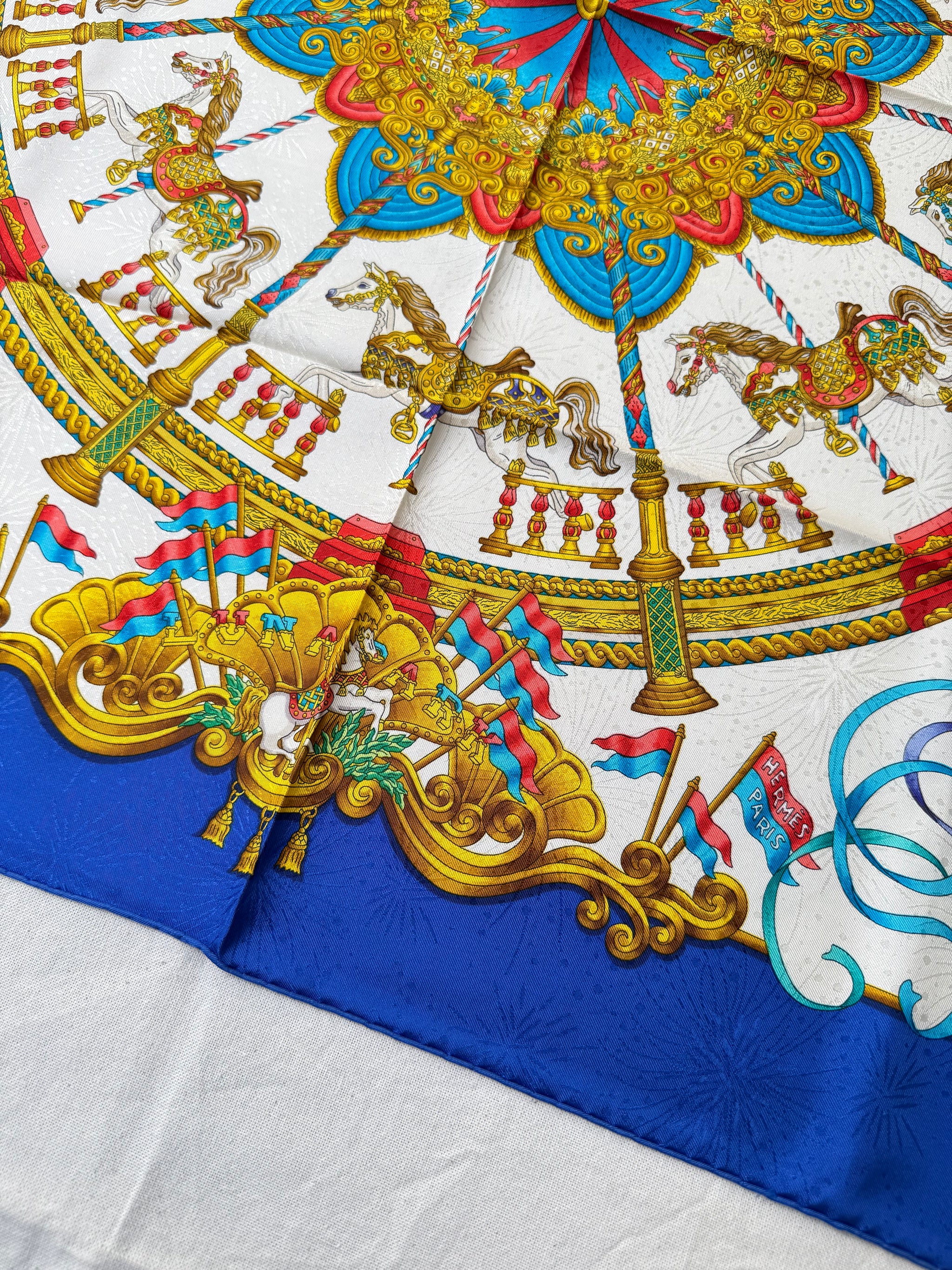 Foulard Hermès – Modèle Luna Park