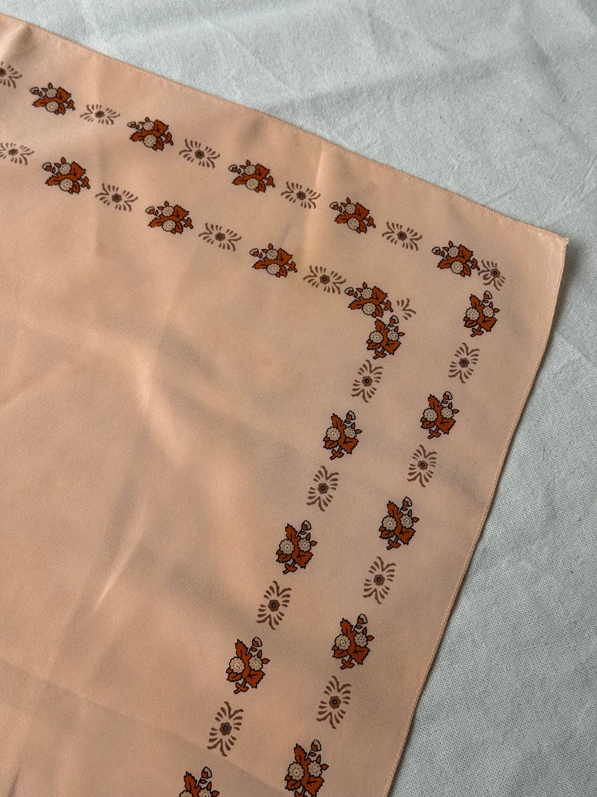 Foulard Céline – Motifs floraux sur fond nude poudré