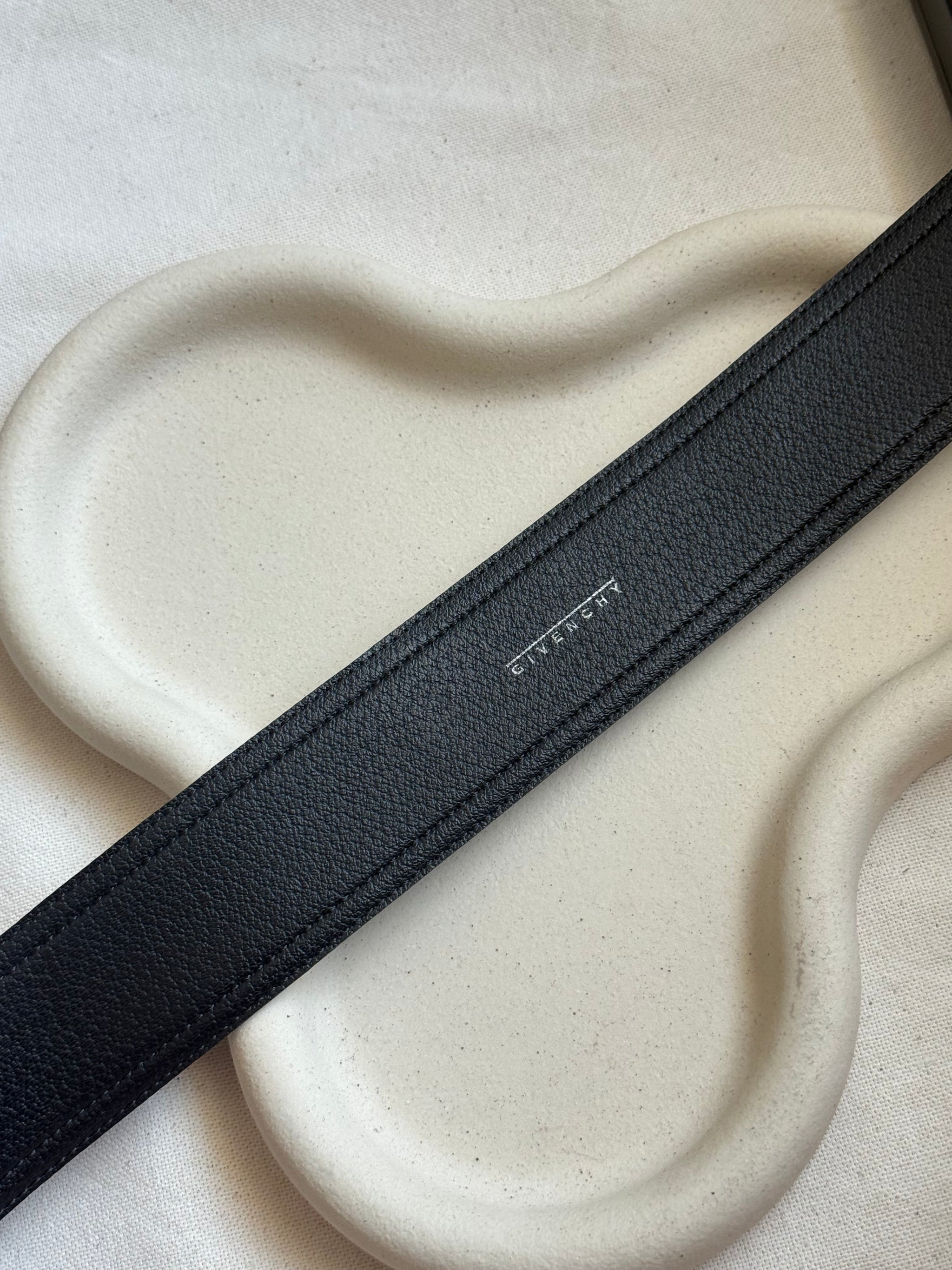 Ceinture Givenchy vintage - Cuir gris et boucle dorée