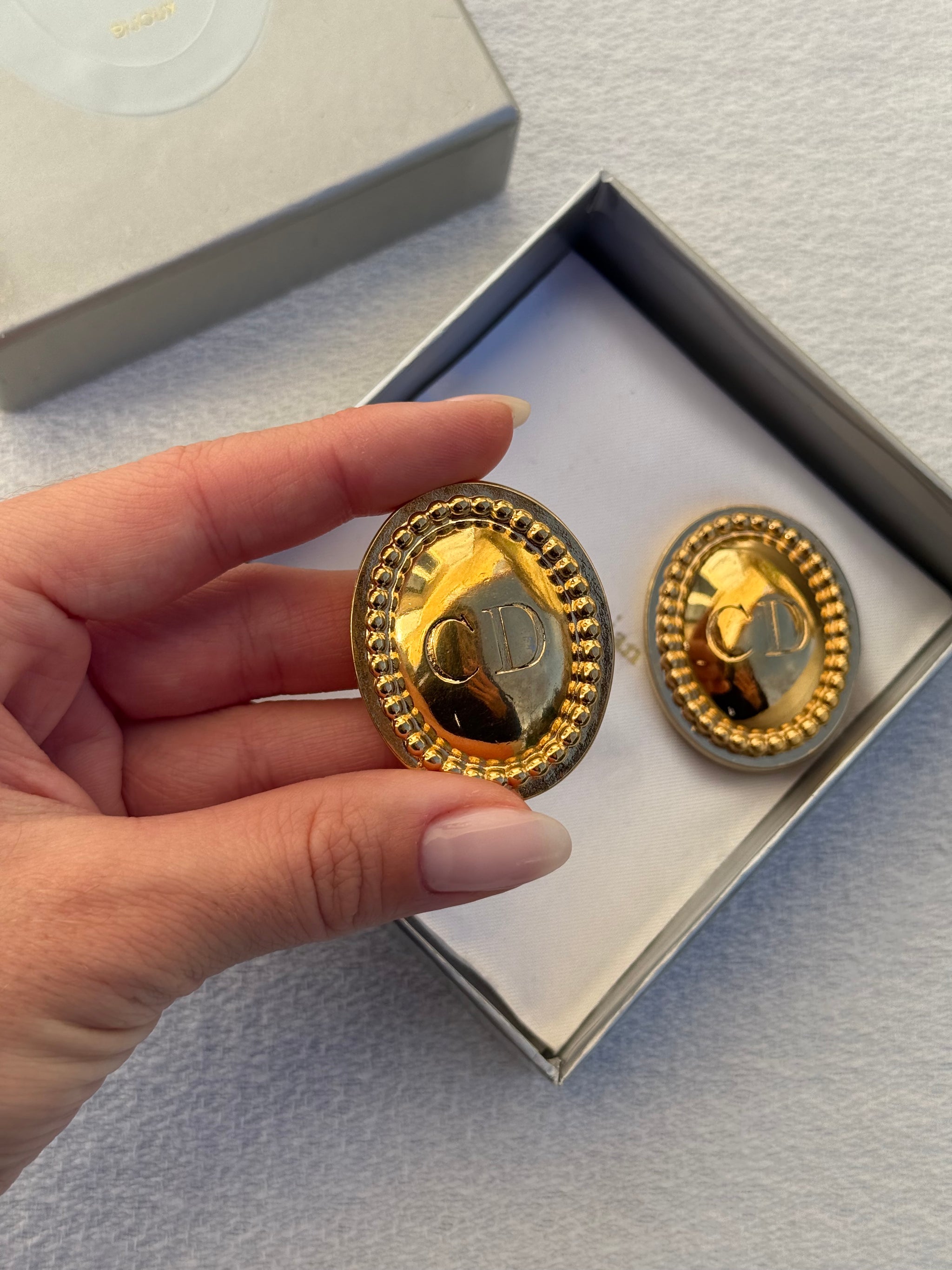 Boucles d’oreilles Christian Dior vintage - Ovales CD dorées