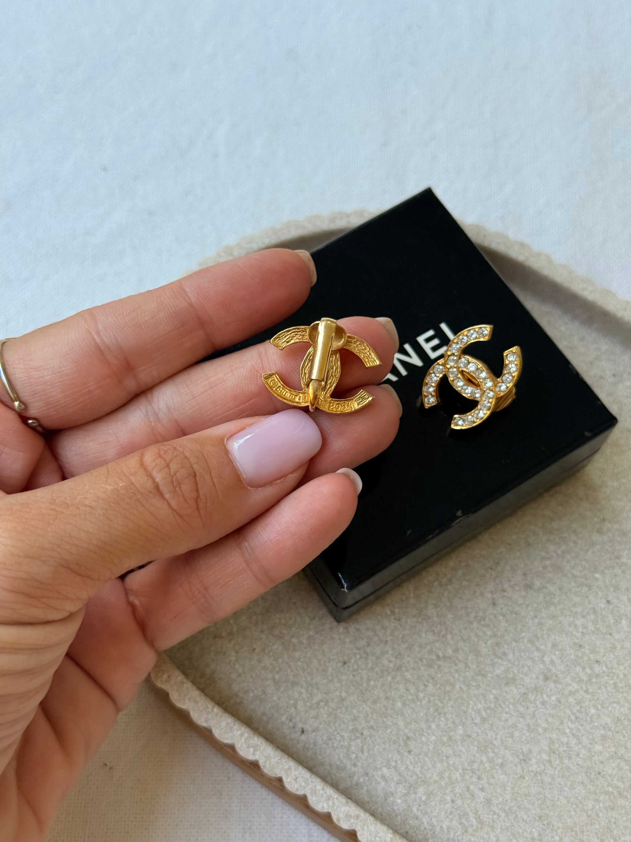 Boucles d’oreilles vintage Chanel - Logo CC orné de strass