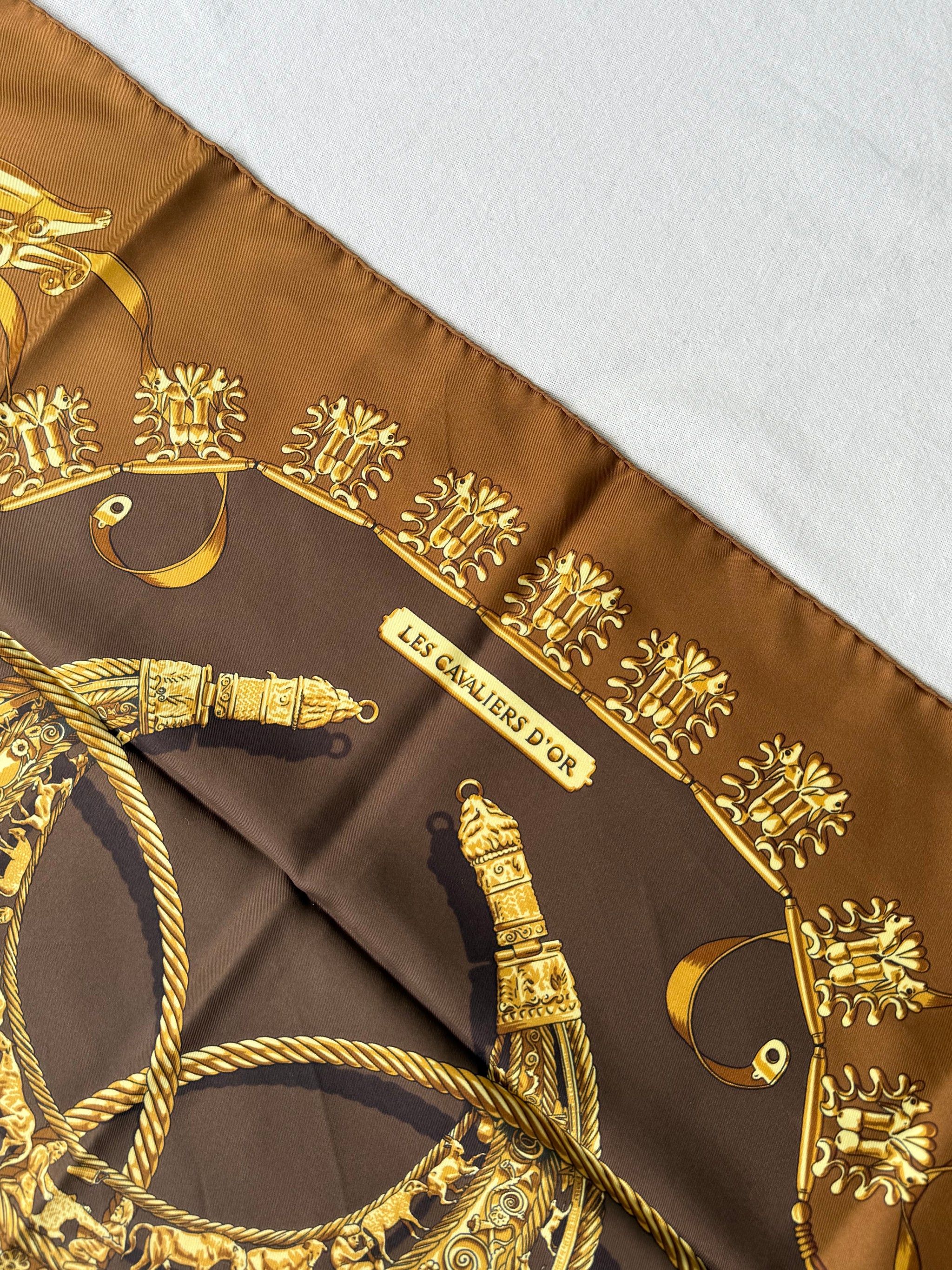 Foulard Hermès – Modèle Les Cavaliers d’Or