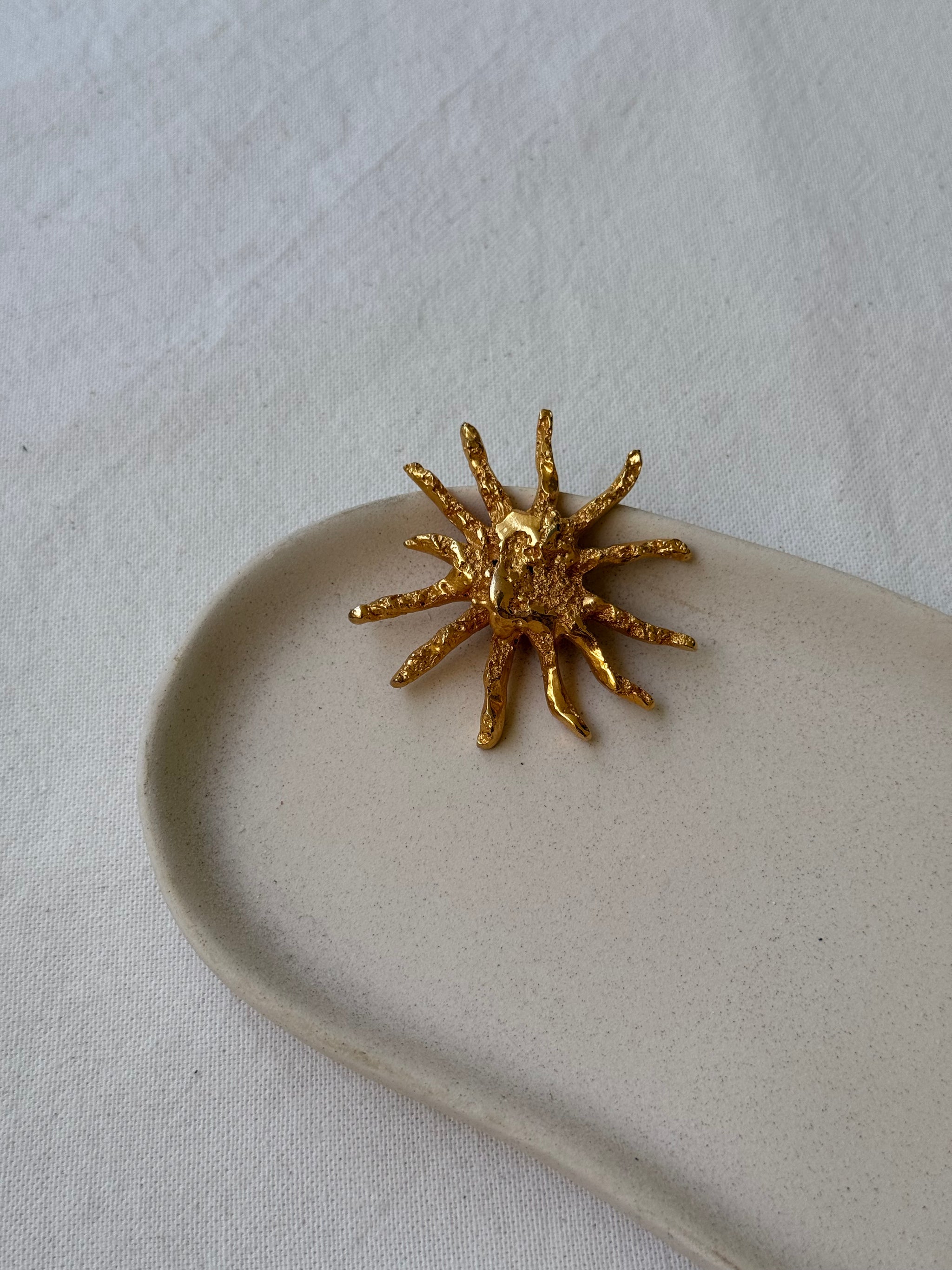 Broche Édouard Rambaud vintage - Soleil texturé doré