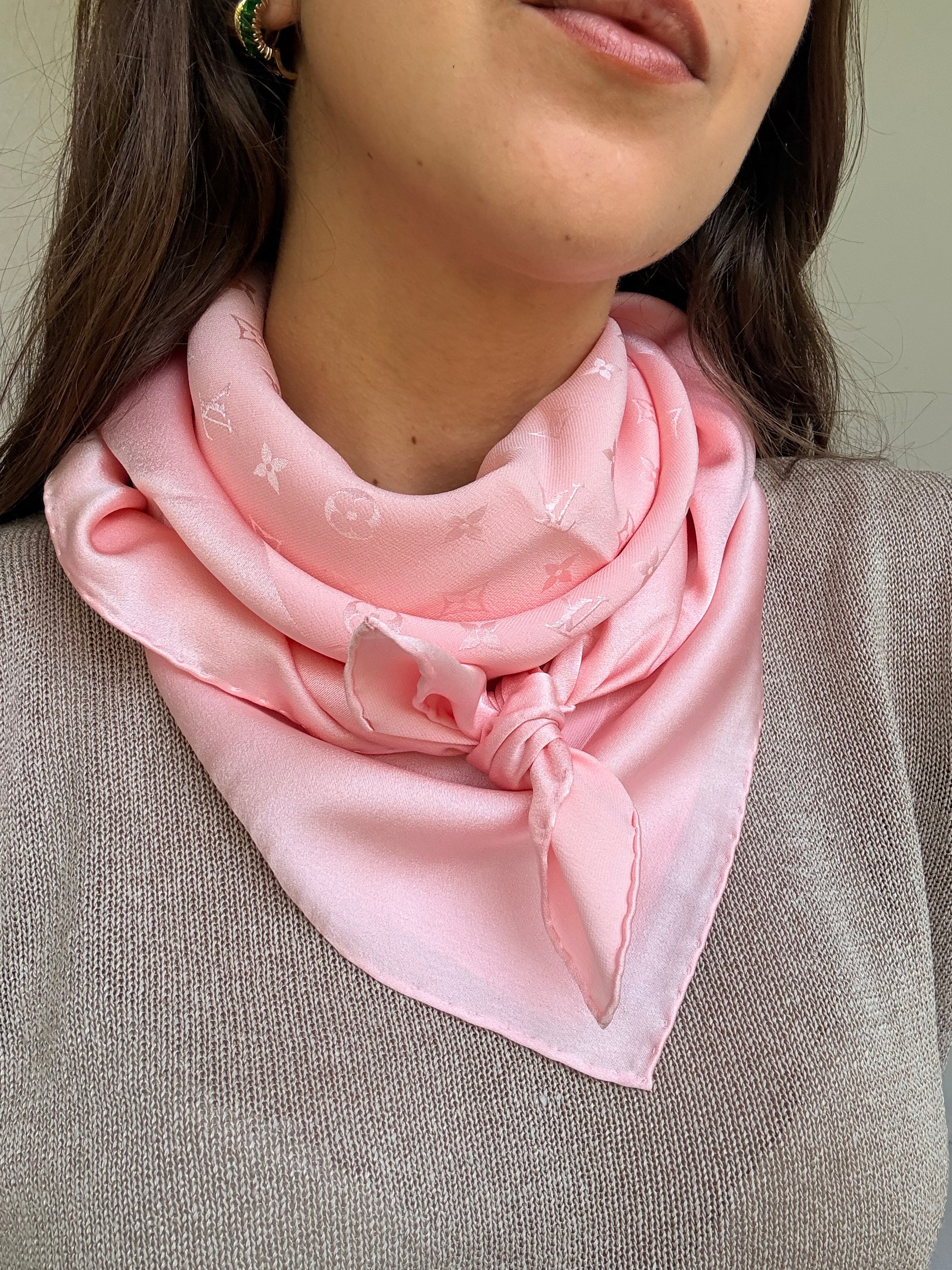 Foulard Louis Vuitton – Motifs monogramme rose