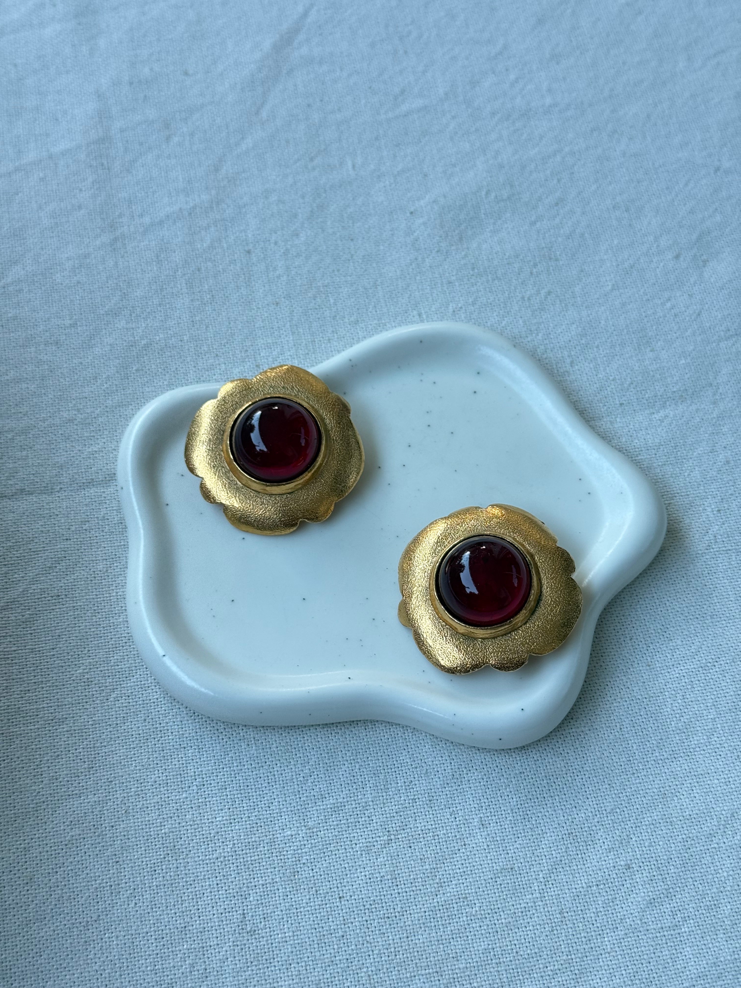 Boucles d’oreilles vintage Chanel - Cabochon rouge en pâte de verre