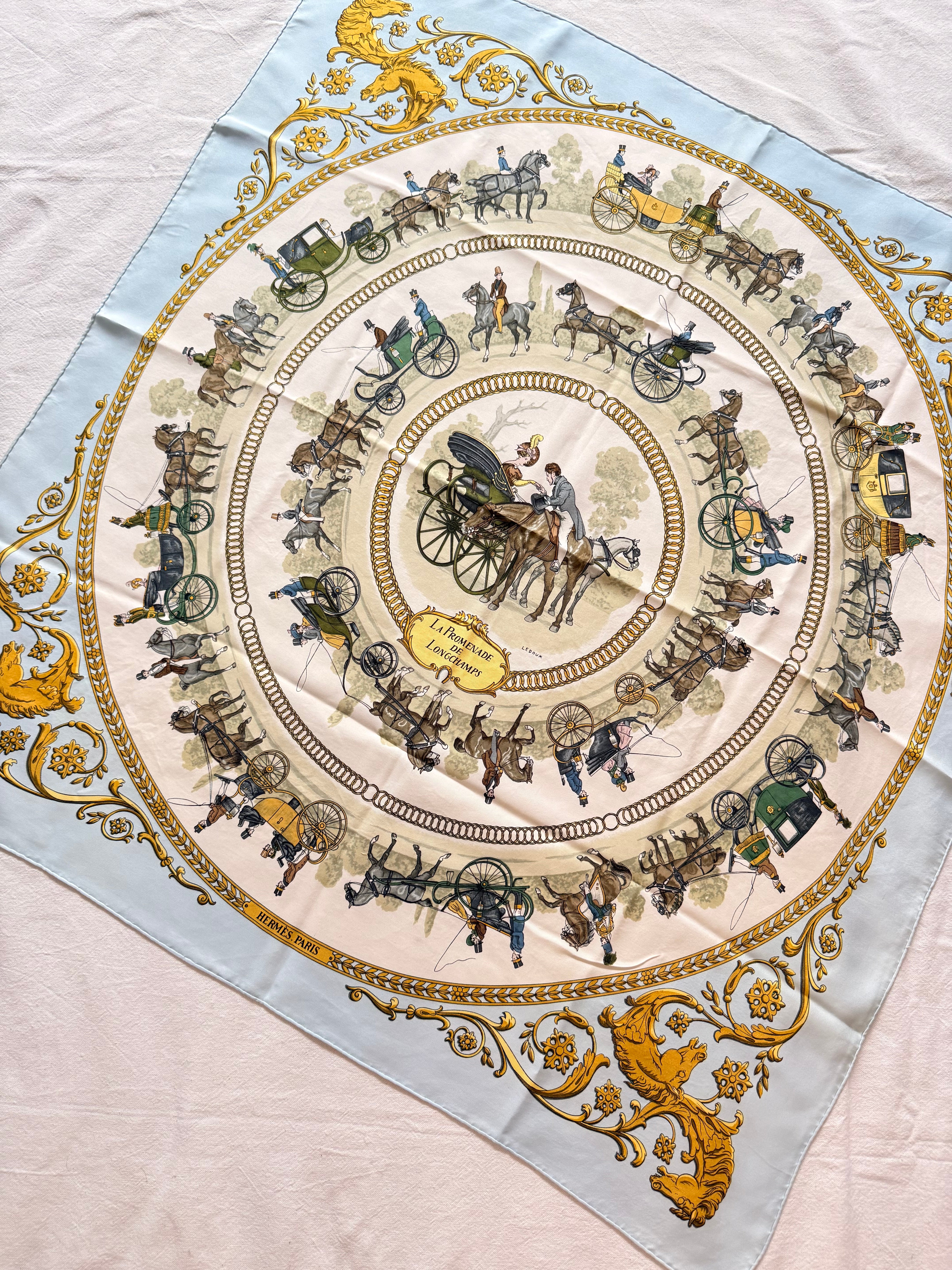 Foulard Hermès – Modèle La Promenade de Longchamps bleu ciel