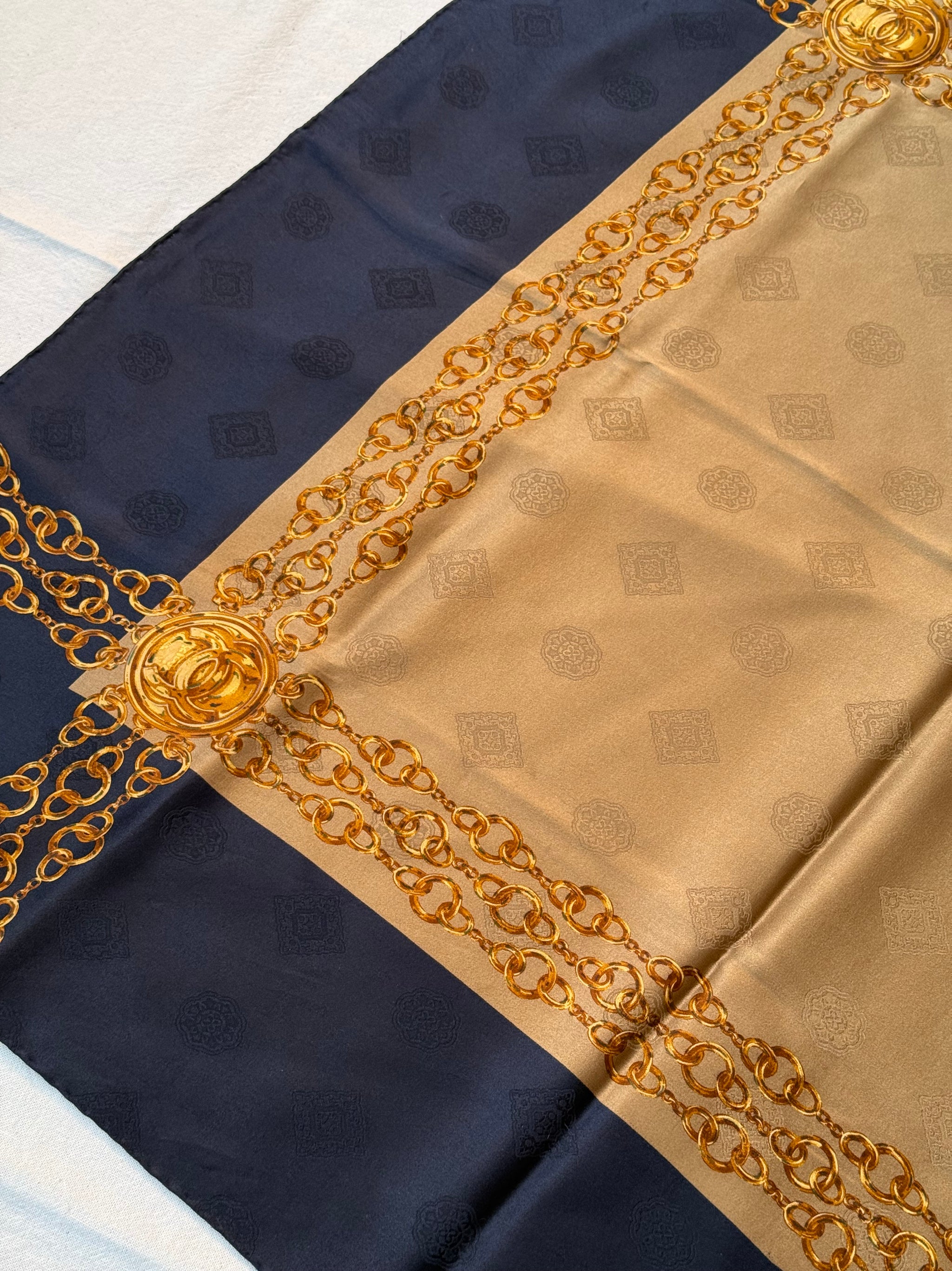 Foulard Chanel - Modèle bleu marine et beige