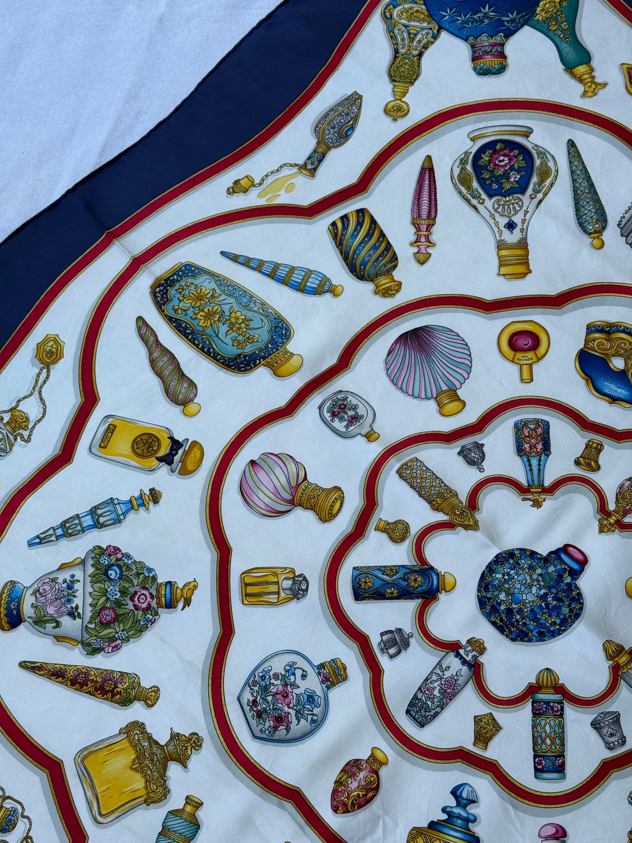Foulard Hermès – Modèle Flacons