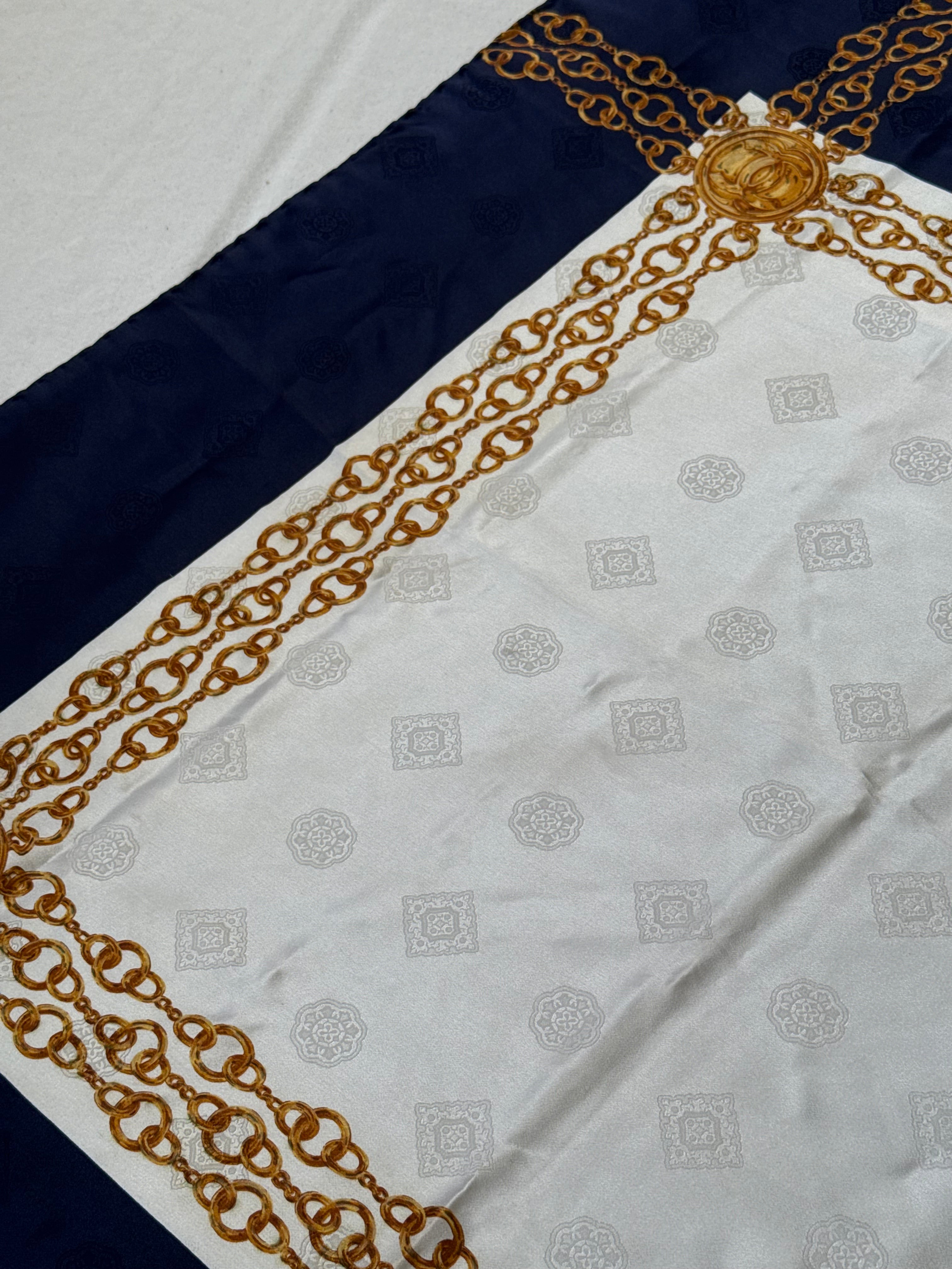 Foulard Chanel - Modèle bleu marine et blanc