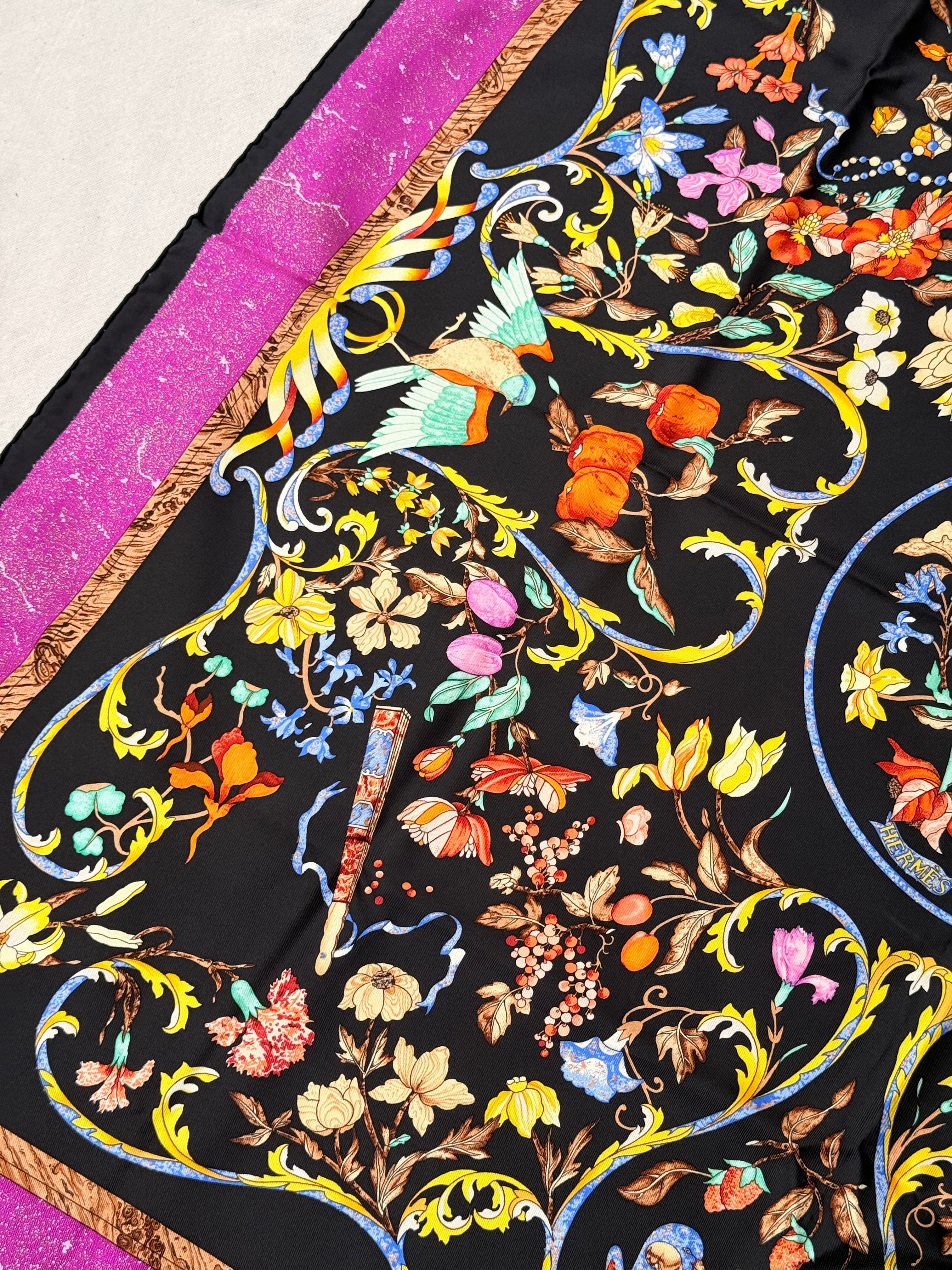 Foulard Hermès – Modèle Pierres d’Orient et d’Occident