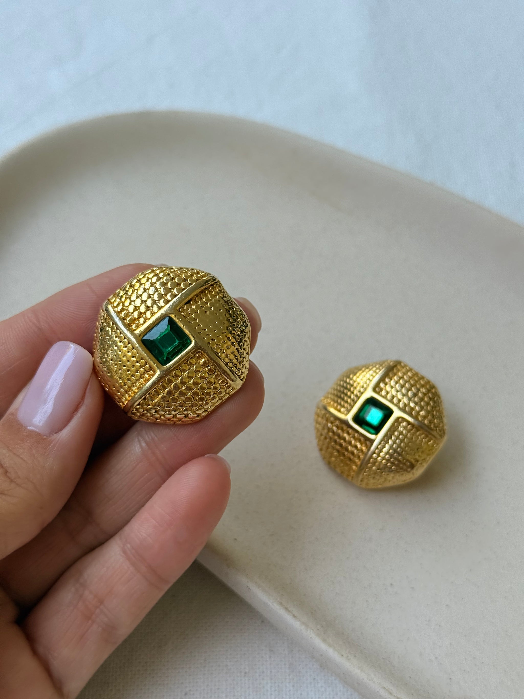 Boucles d’oreilles vintage - Dorées et strass vert émeraude