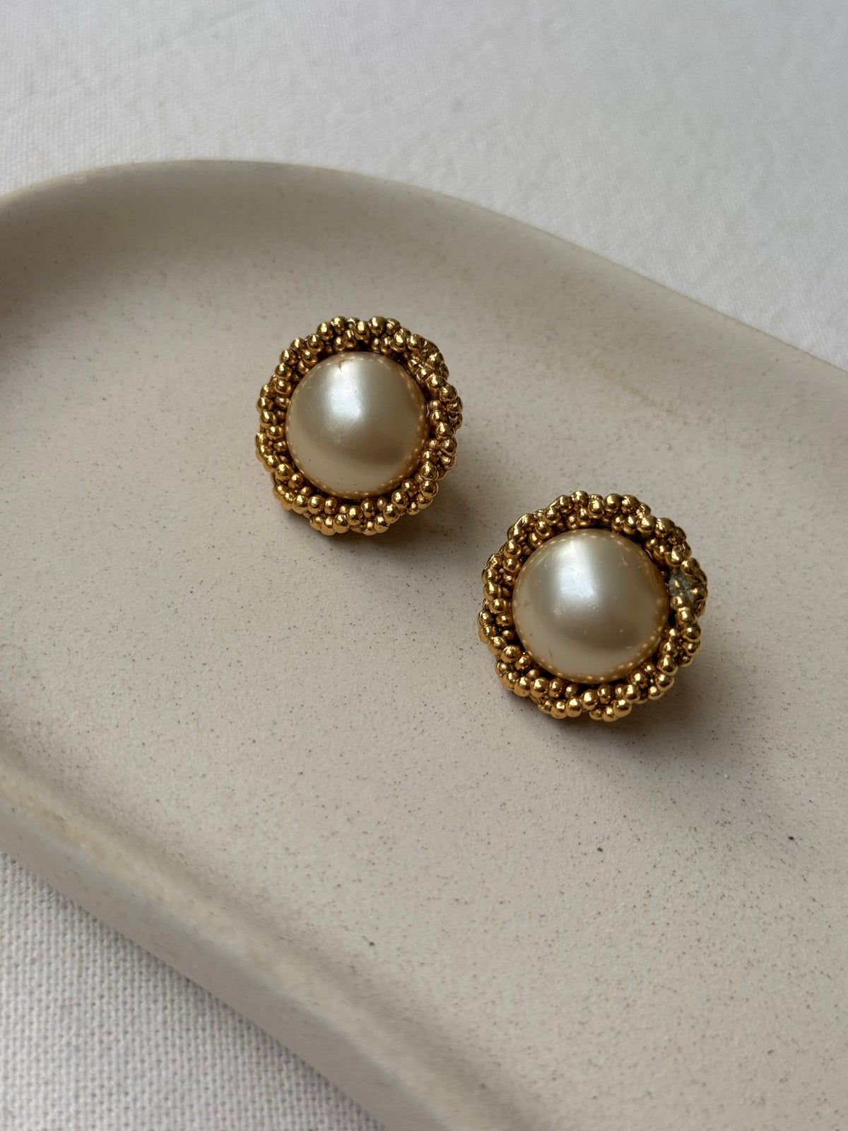 Boucles d’oreilles vintage Chanel - Perles fantaisies et bordure texturée