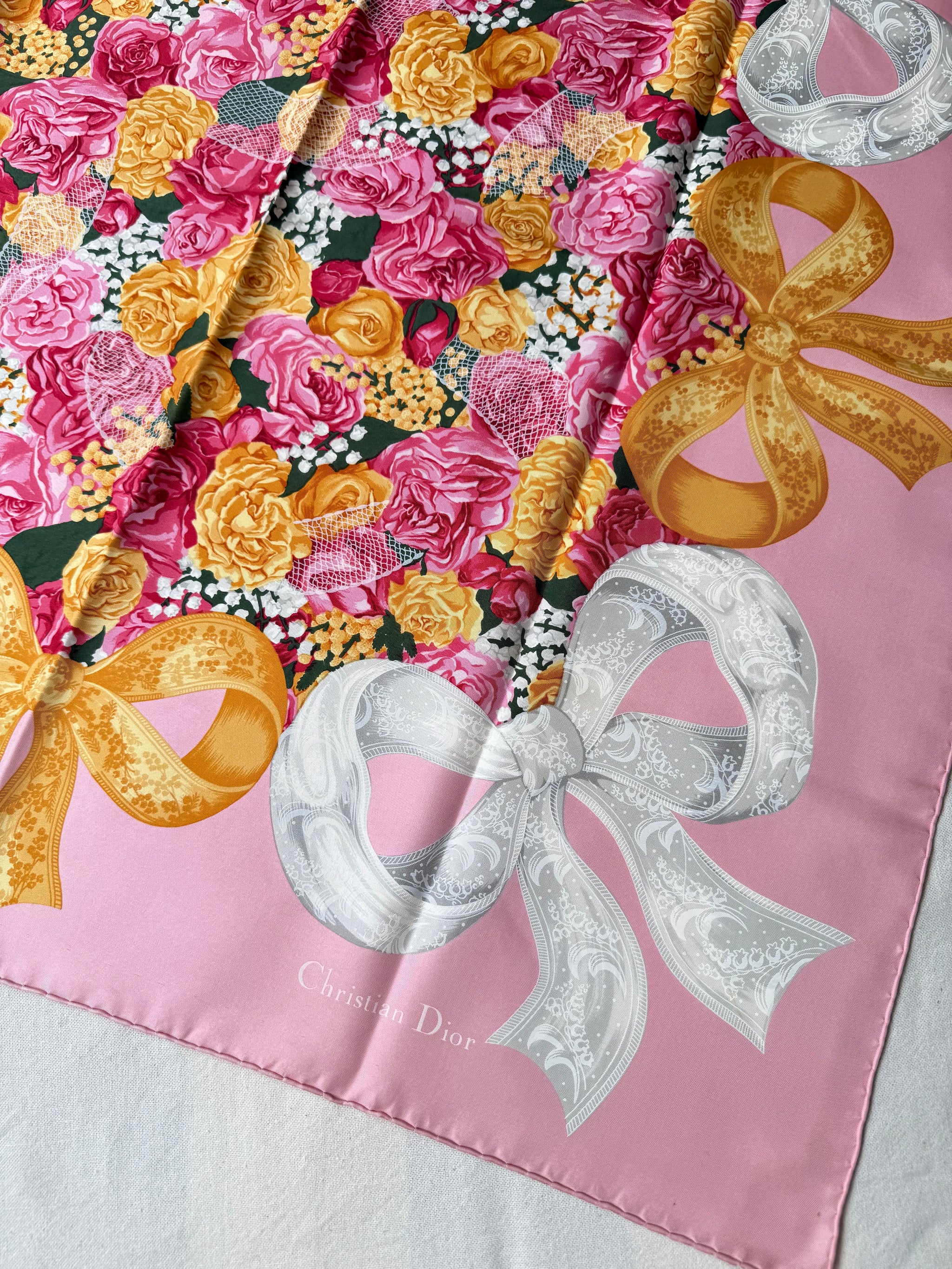 Foulard Christian Dior – Motif floral et noeuds rose