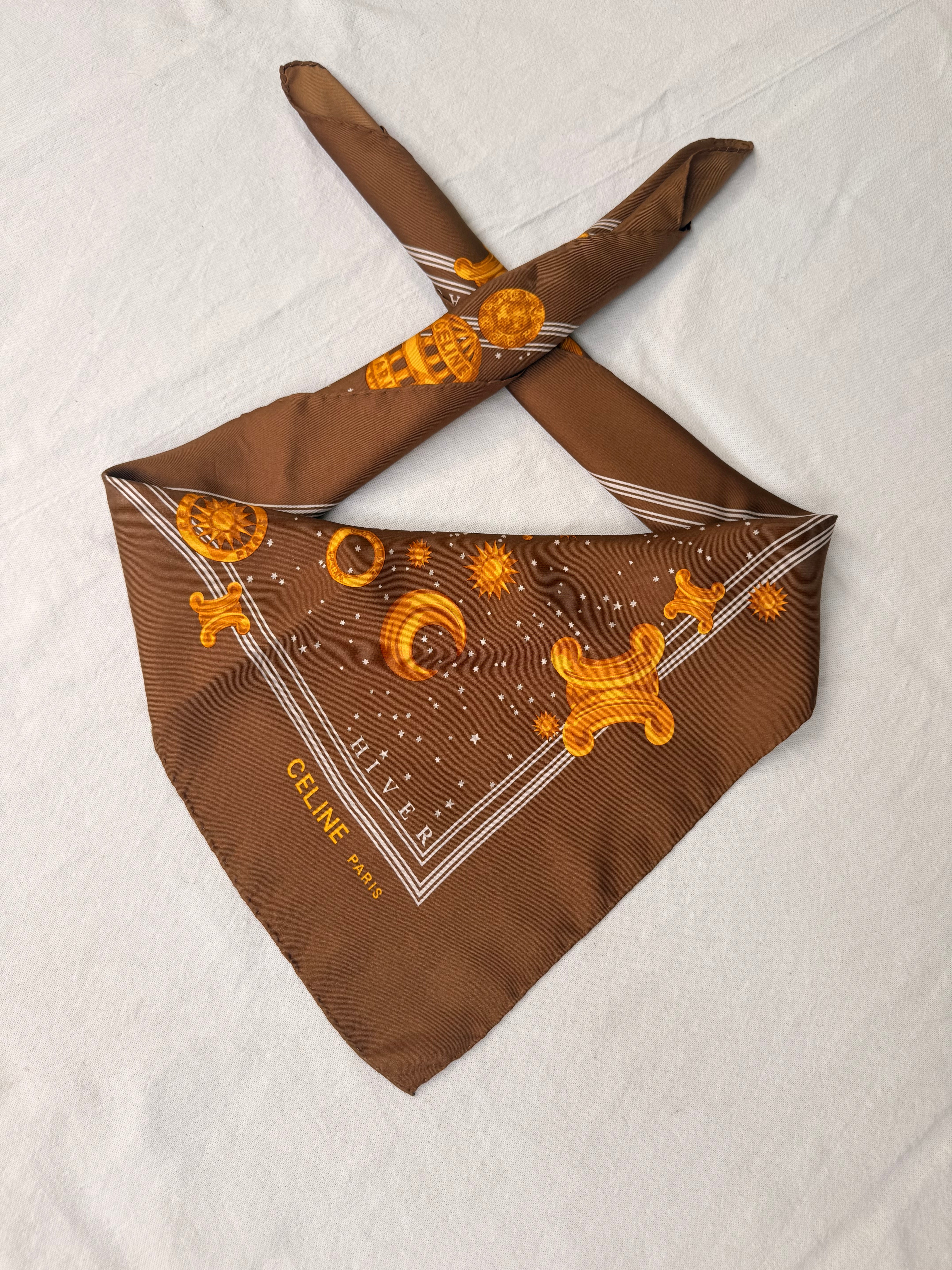 Foulard Céline – Marron et motifs célestes