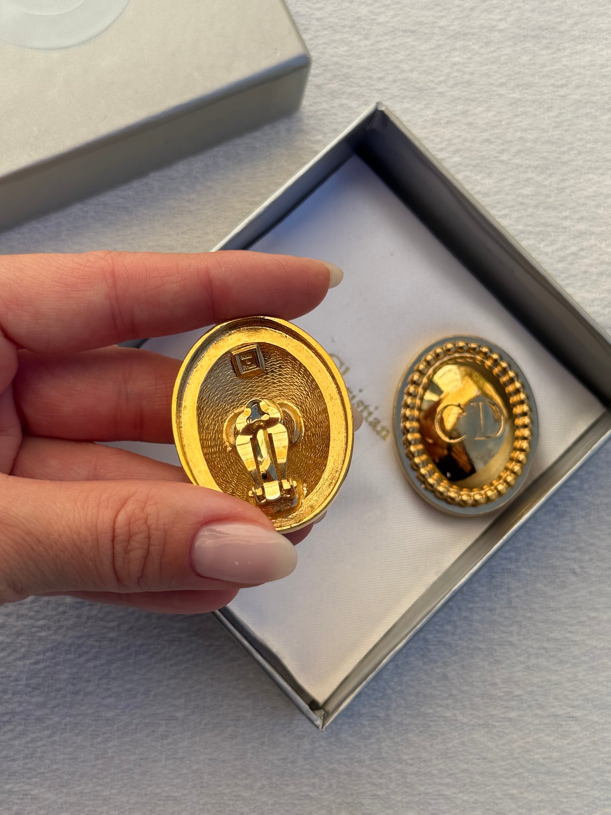 Boucles d’oreilles Christian Dior vintage - Ovales CD dorées