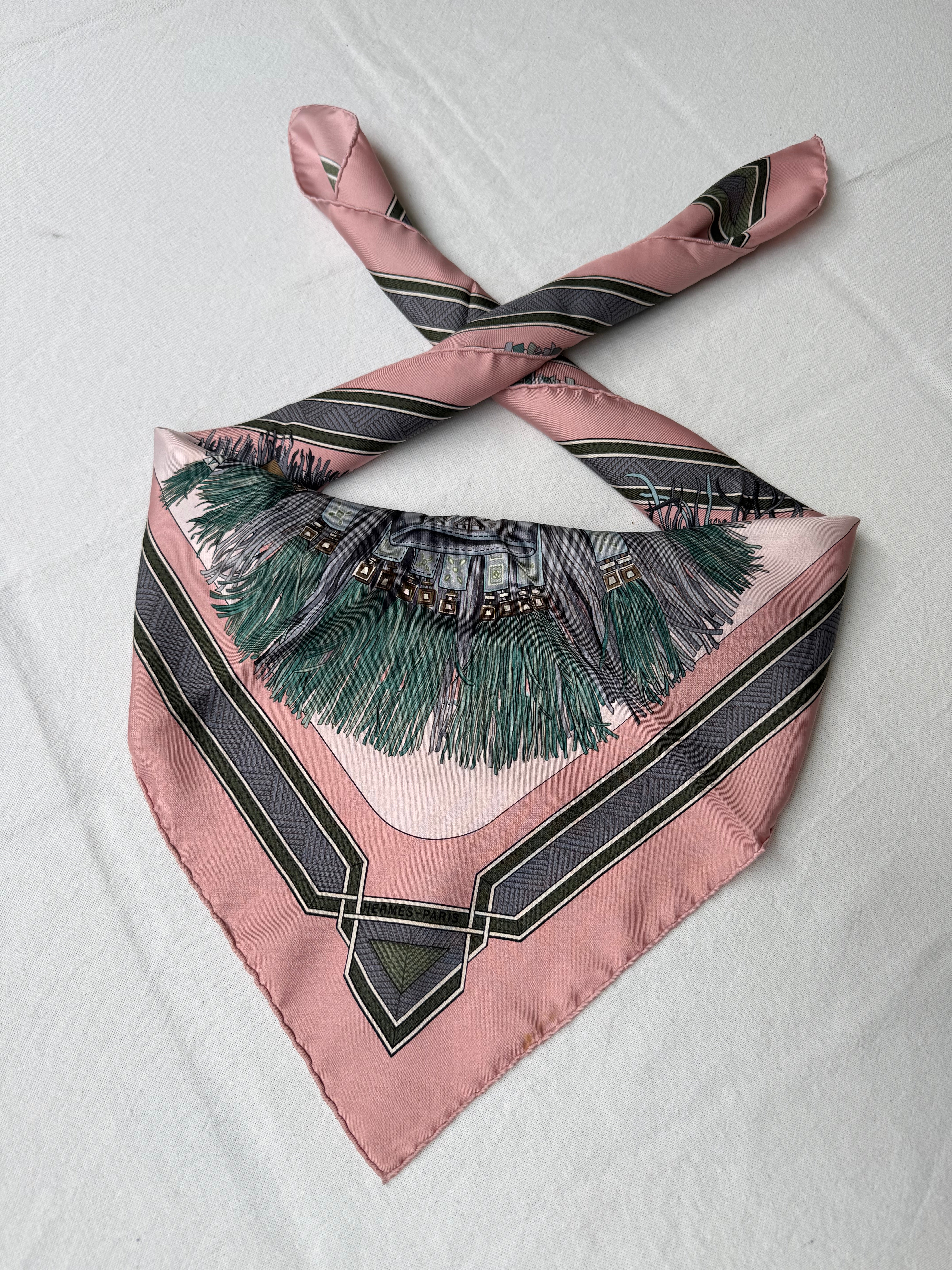 Foulard Hermès – Modèle Cuirs du Désert