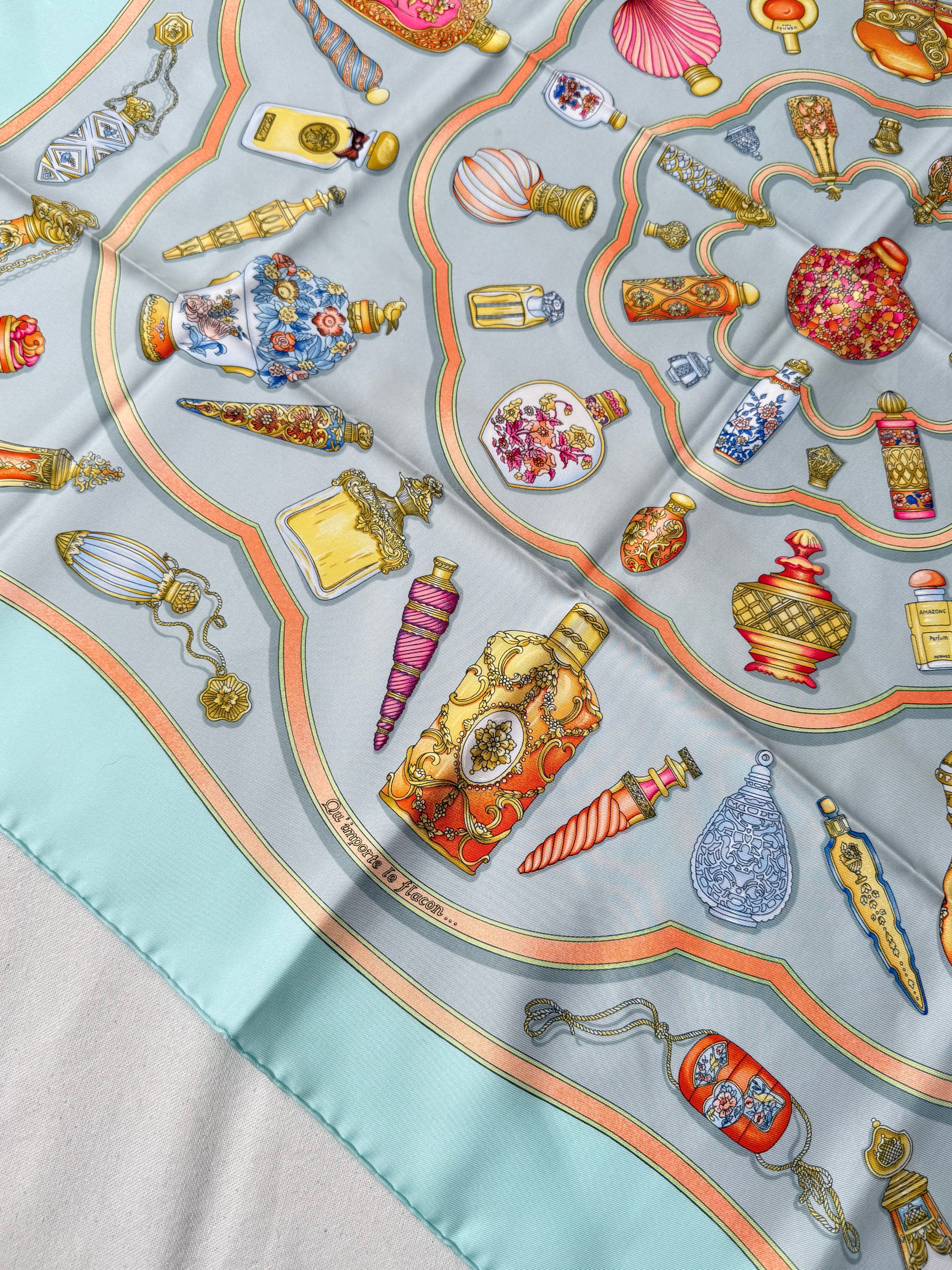 Foulard Hermès – Modèle Qu’importe Le Flacon