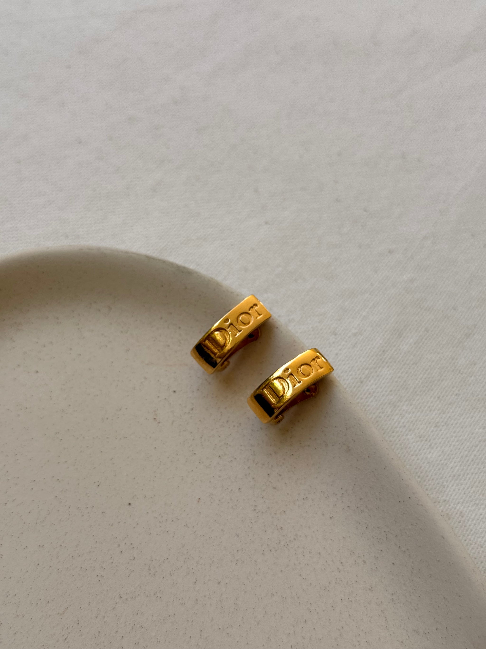 Boucles d’oreilles Christian Dior vintage - Créoles dorées inscription Dior