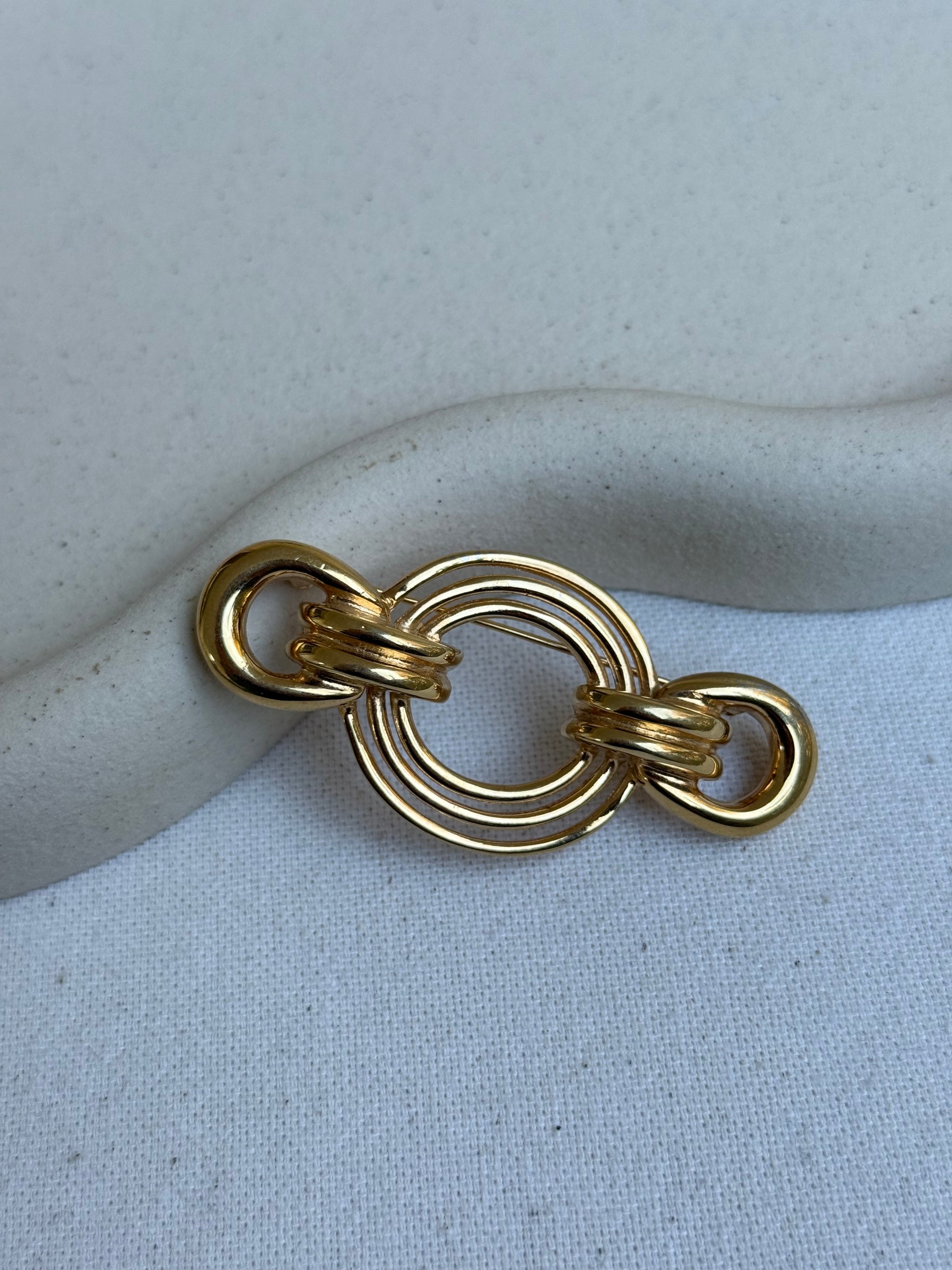 Broche Trifari vintage - Anneaux entrelacés dorés