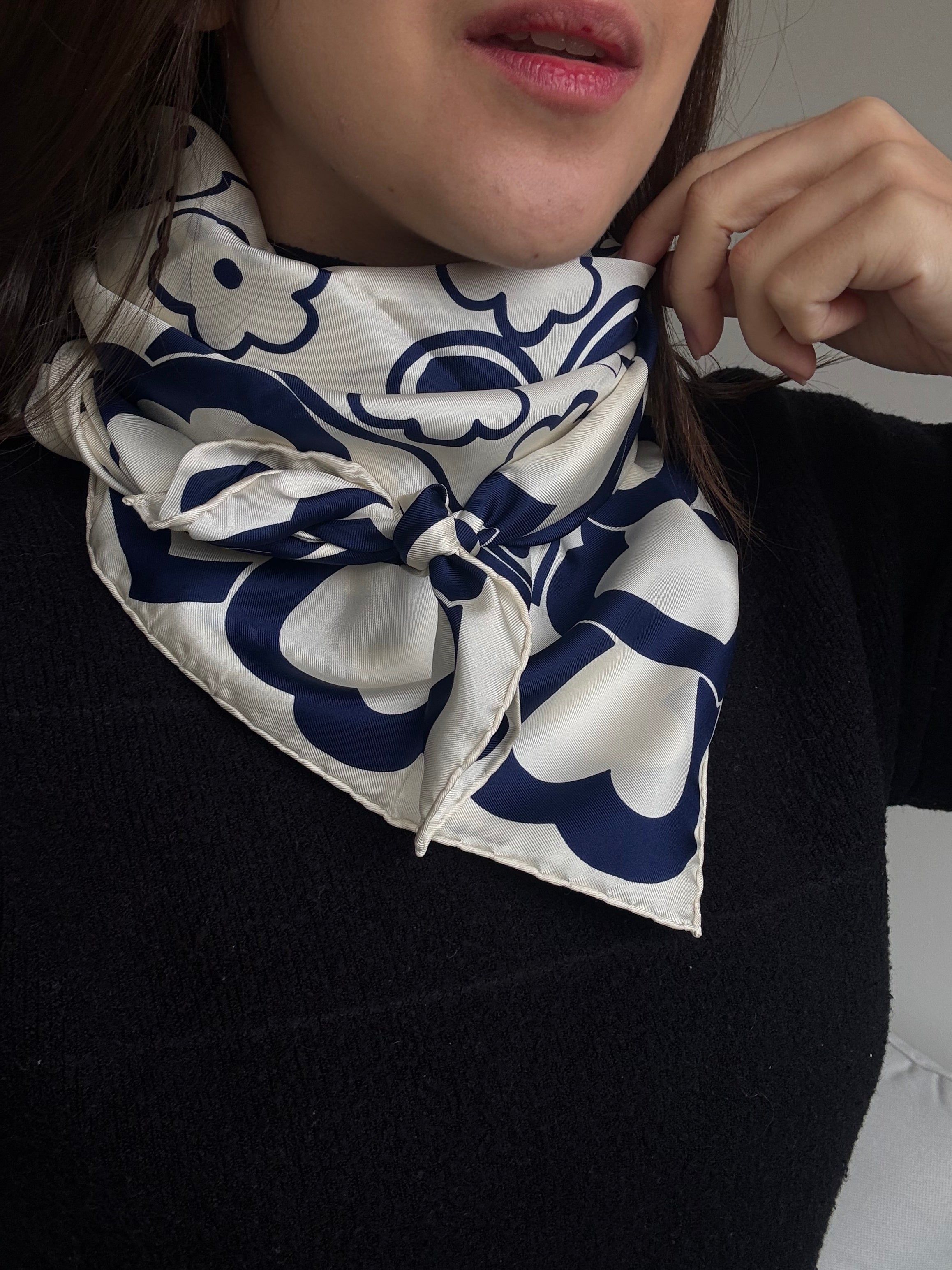 Foulard Yves Saint Laurent – Cœurs et fleurs