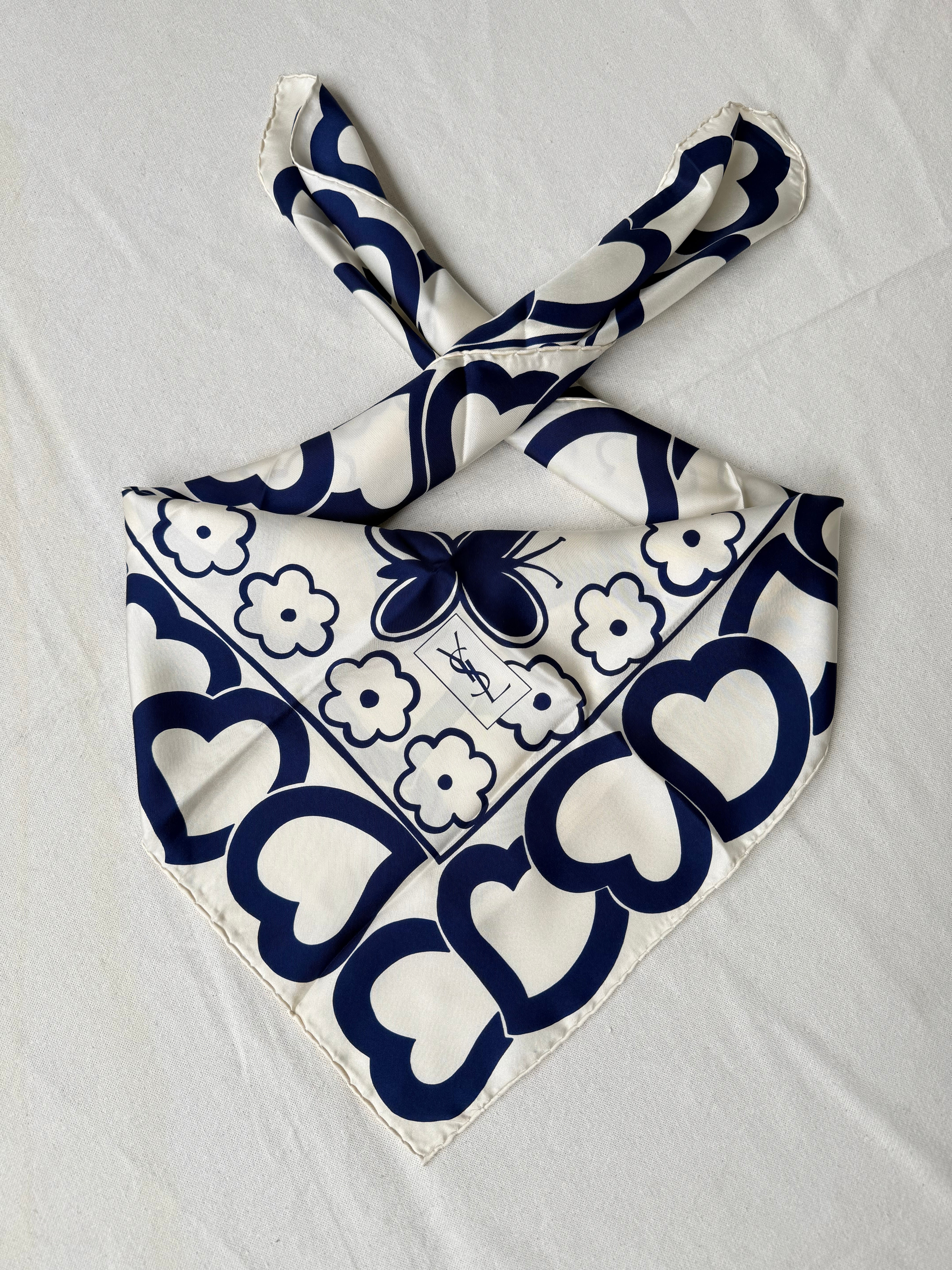 Foulard Yves Saint Laurent – Cœurs et fleurs