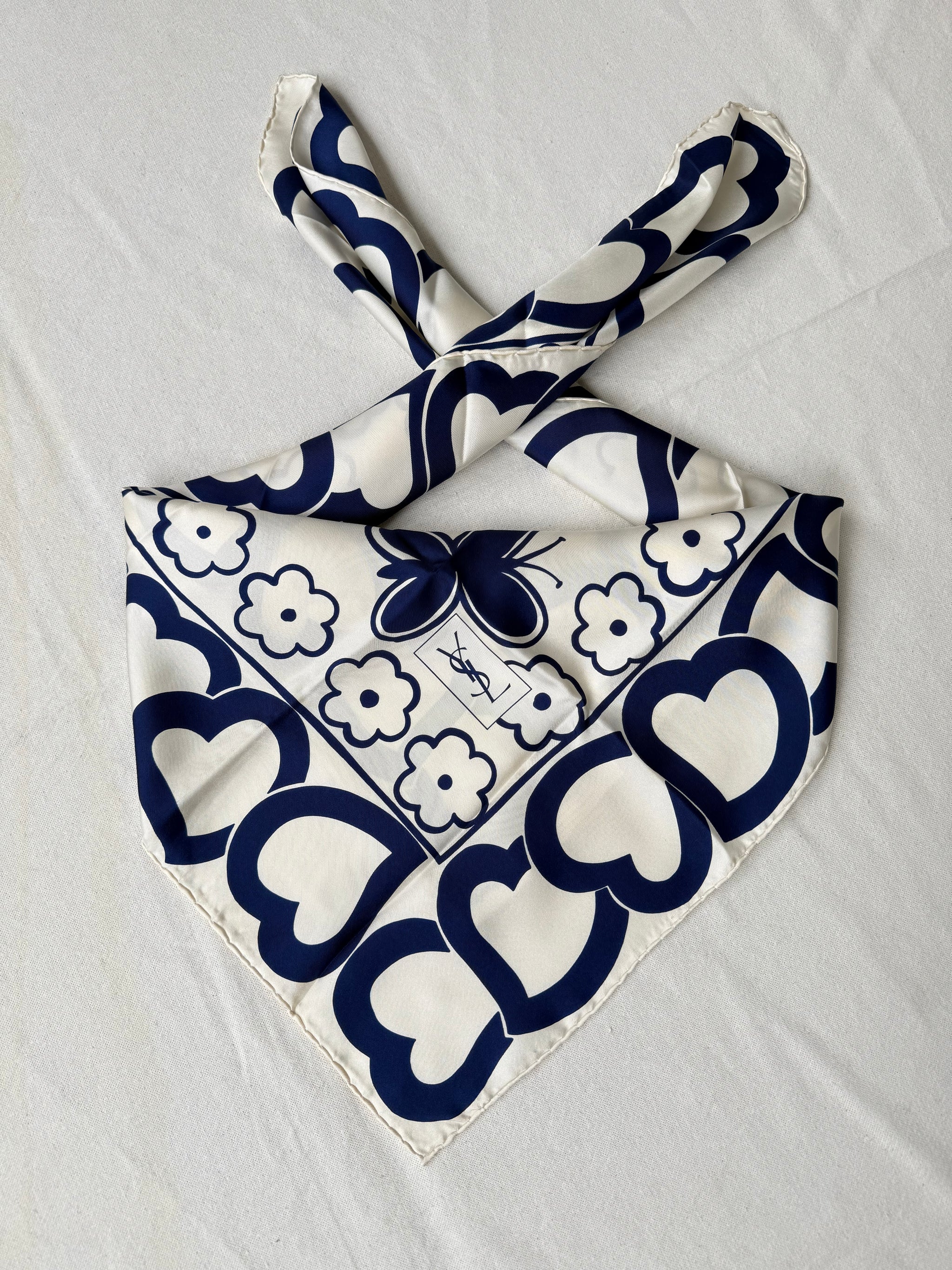 Foulard Yves Saint Laurent – Cœurs et fleurs