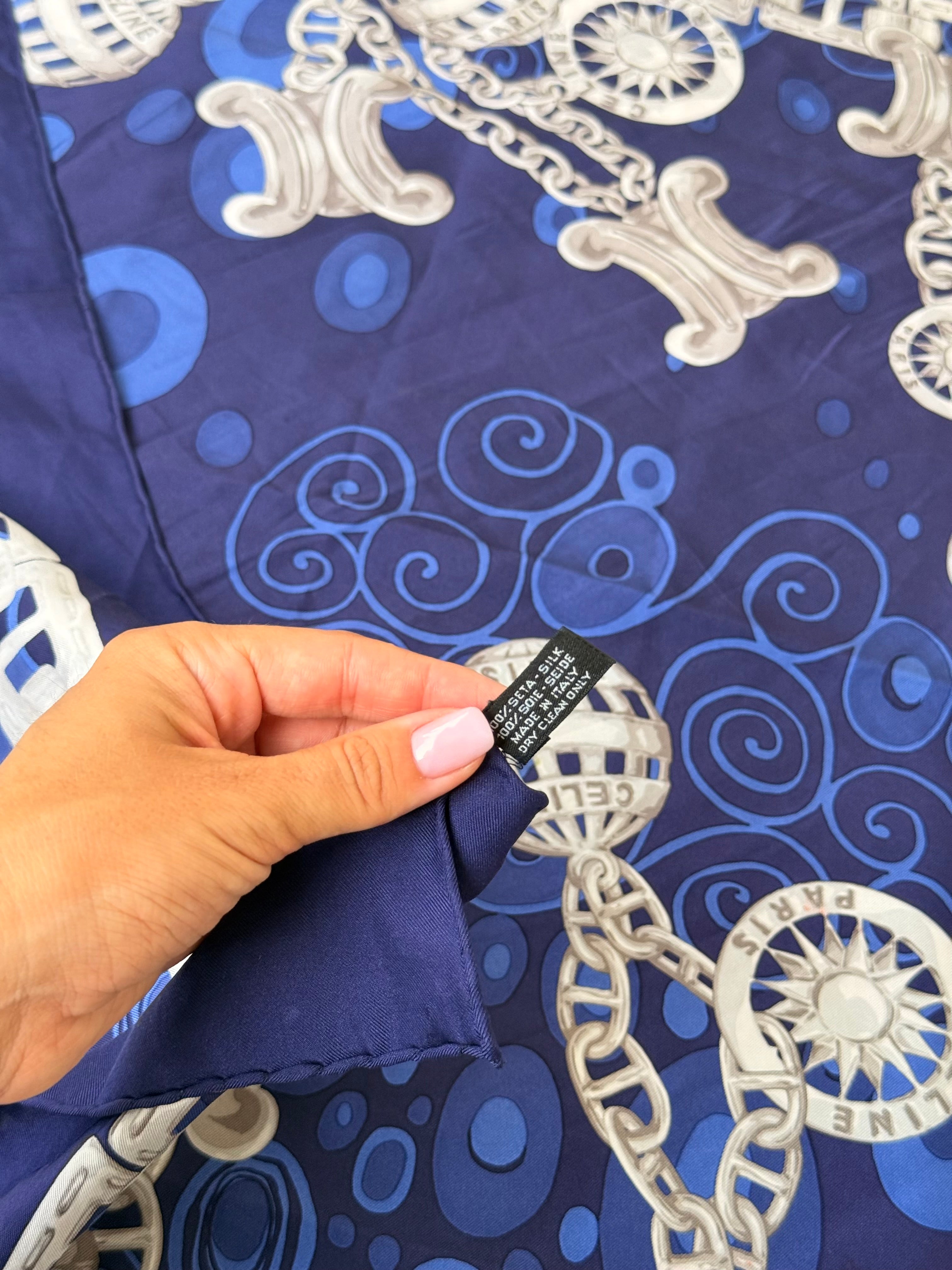 Foulard Céline – Chaînes et médaillons argentés