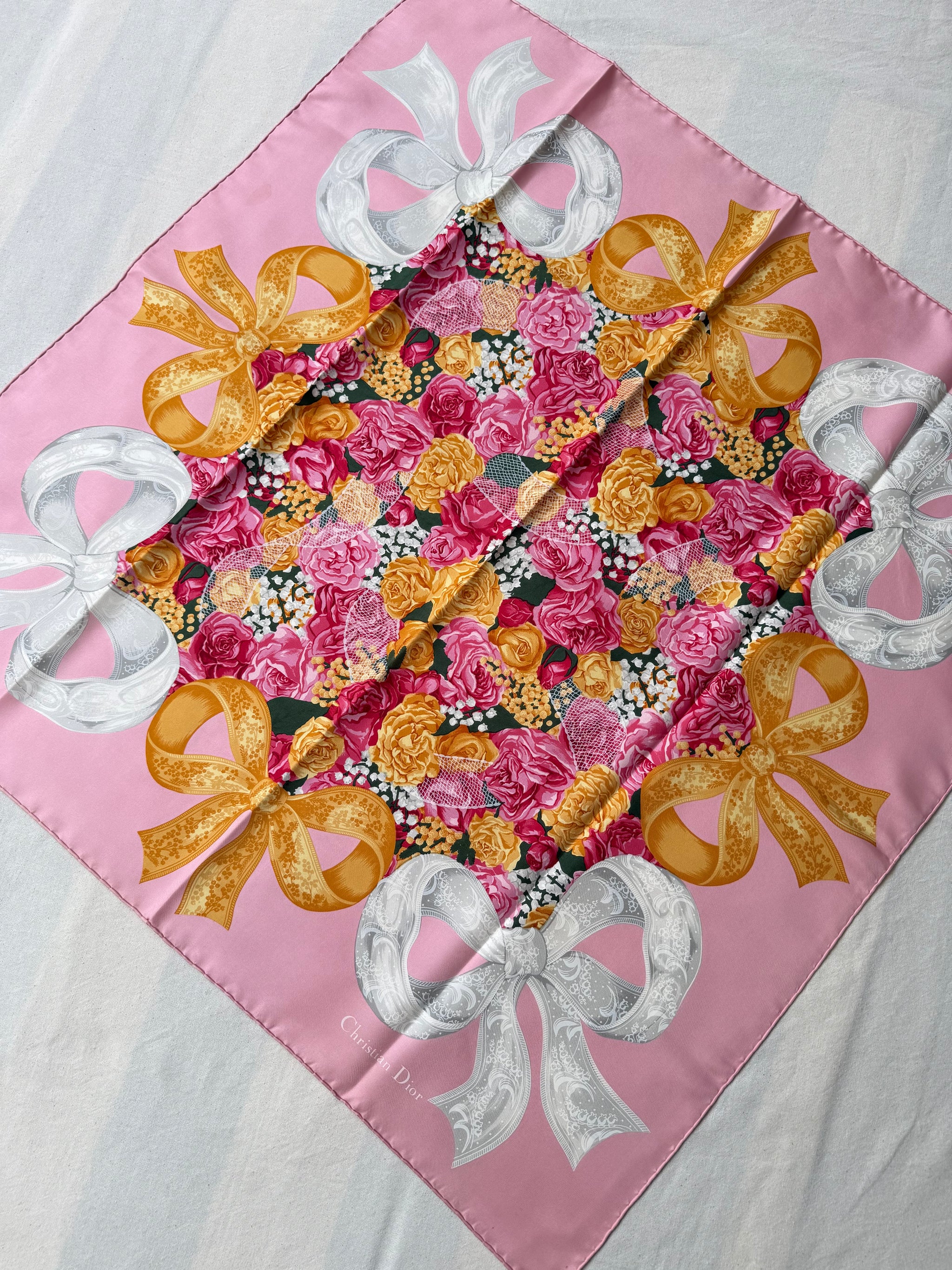 Foulard Christian Dior – Motif floral et noeuds rose