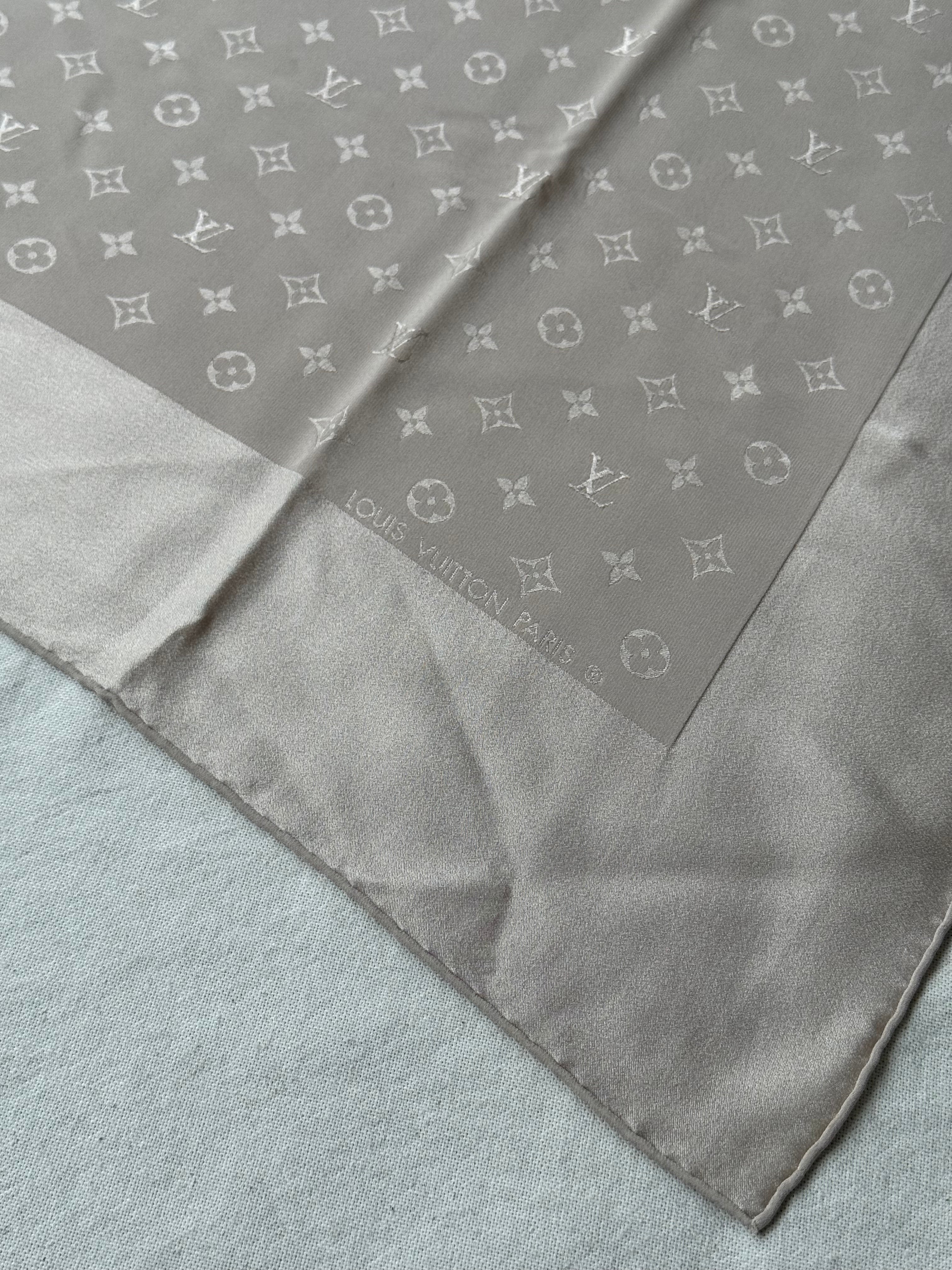 Foulard Louis Vuitton – Motifs monogramme beige