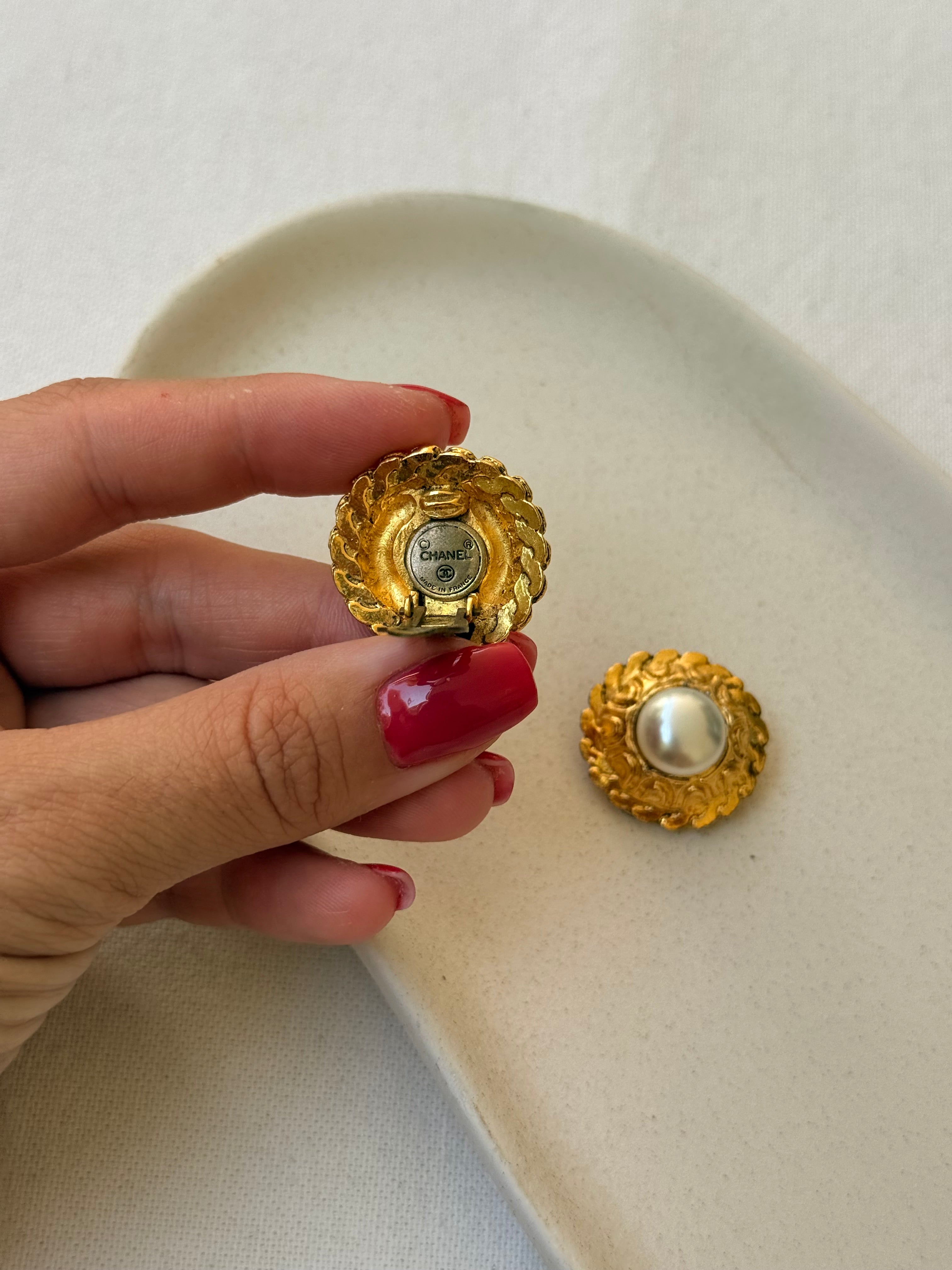 Boucles d’oreilles vintage Chanel - Perles et contour torsadé