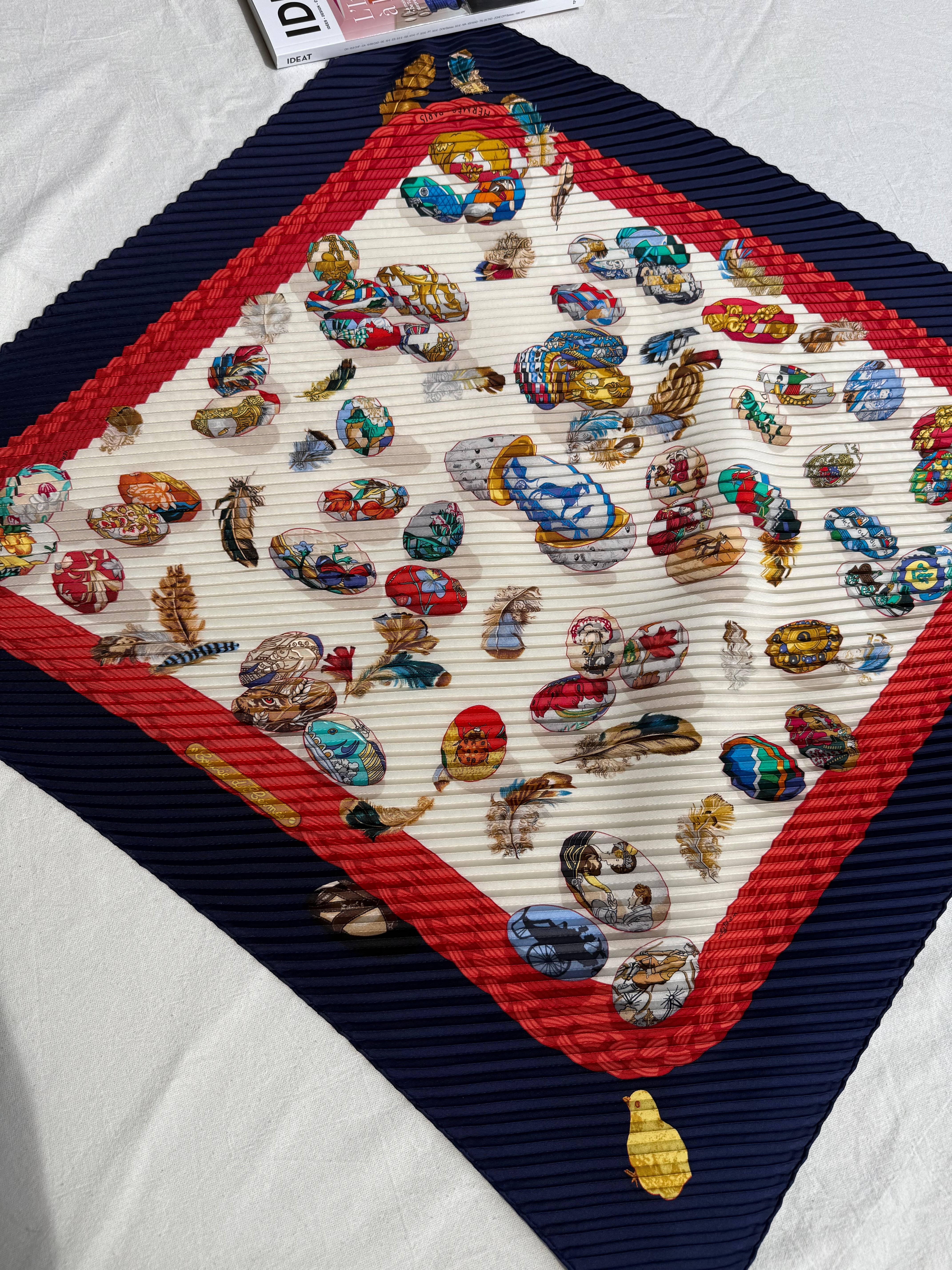 Foulard Hermès plissé – Modèle Couvée d’Hermès