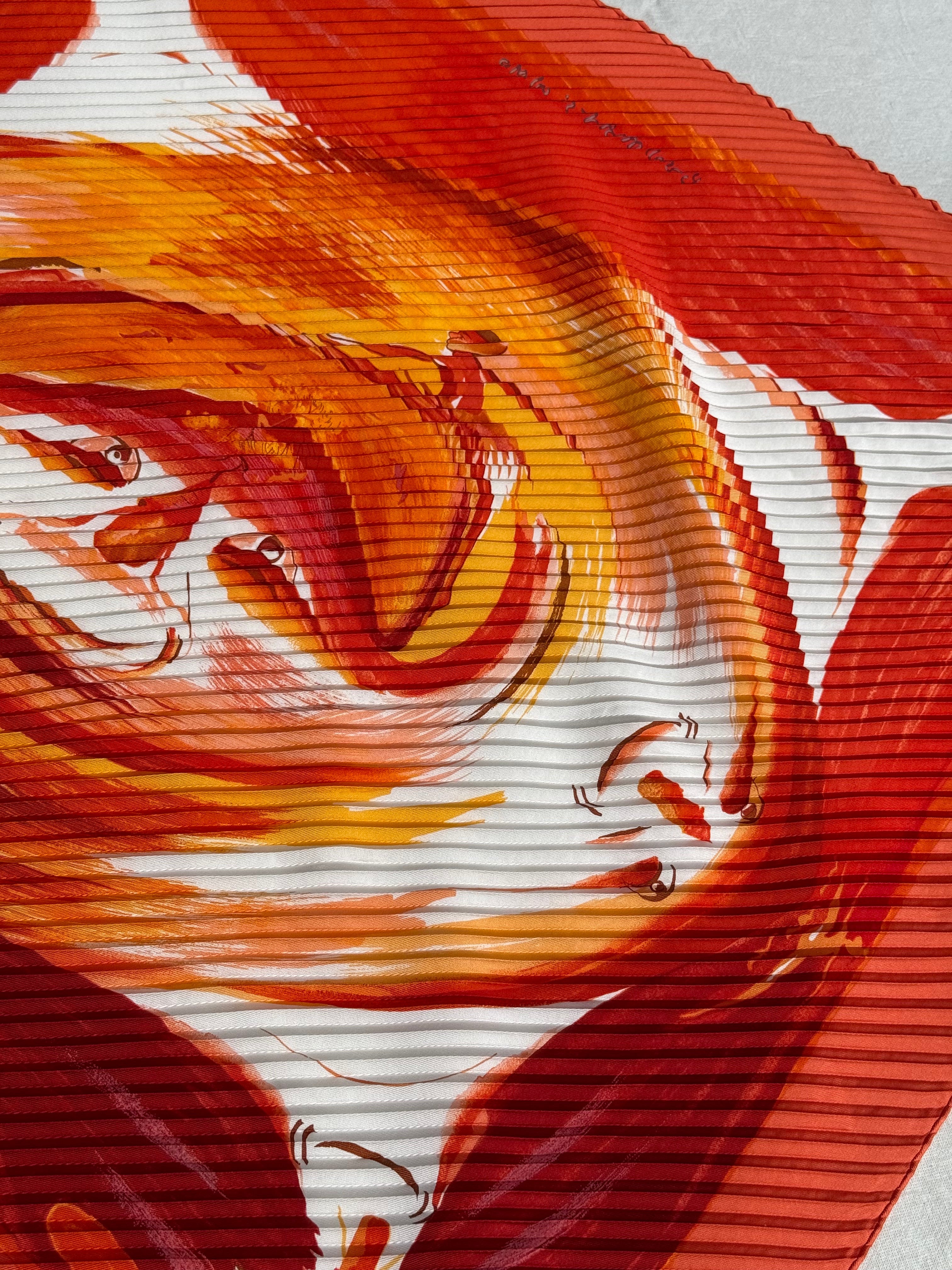 Foulard Hermès plissé – Modèle Smiles in Third Millenary