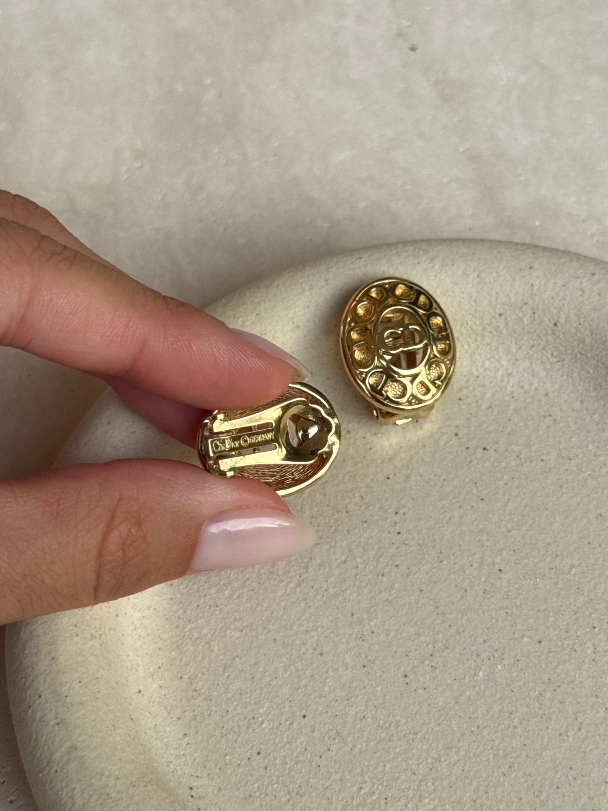 Boucles d’oreilles Christian Dior vintage - Modèle ovale CD