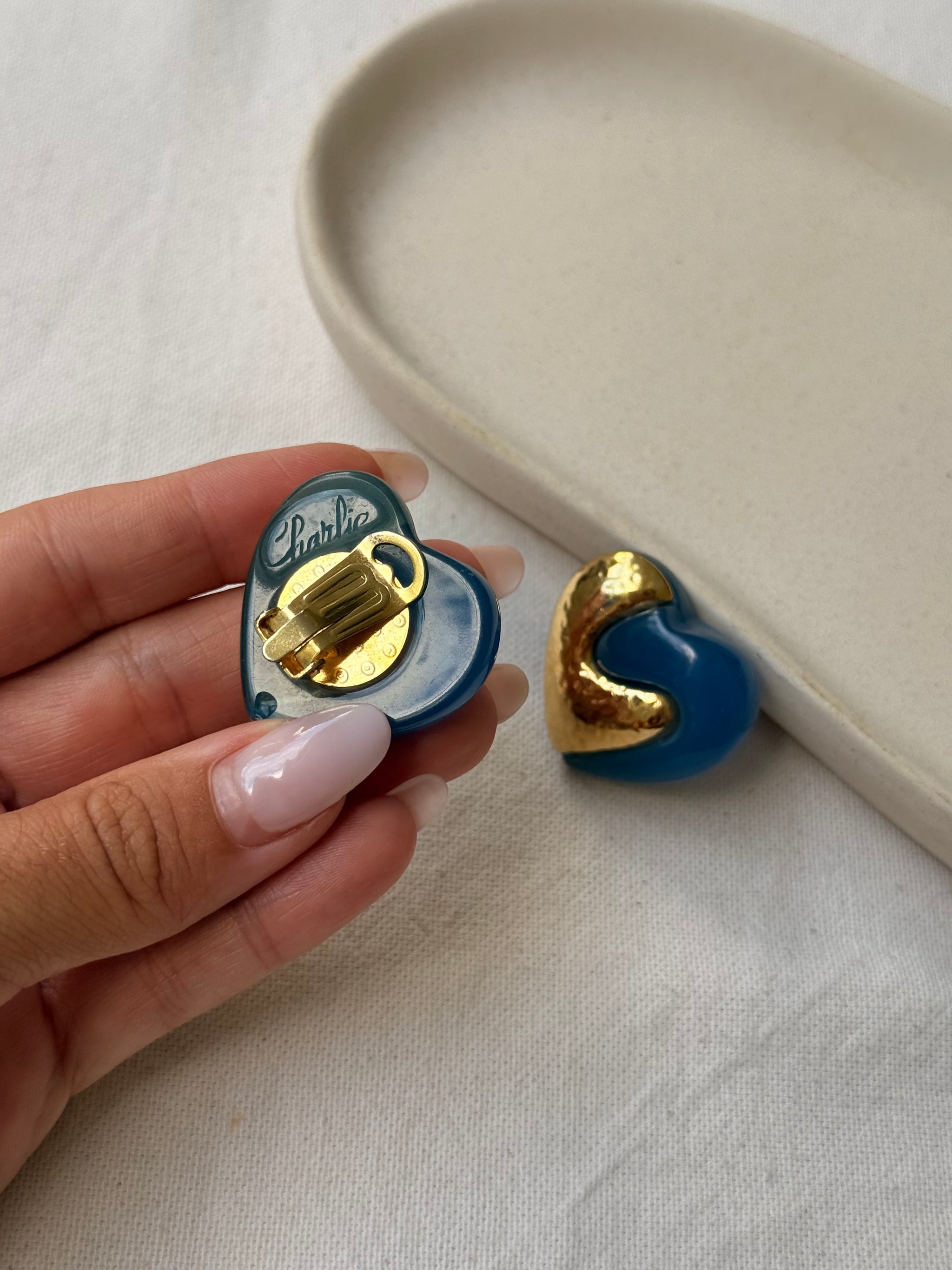 Boucles d’oreilles vintage - Cœur en résine bleue et dorée