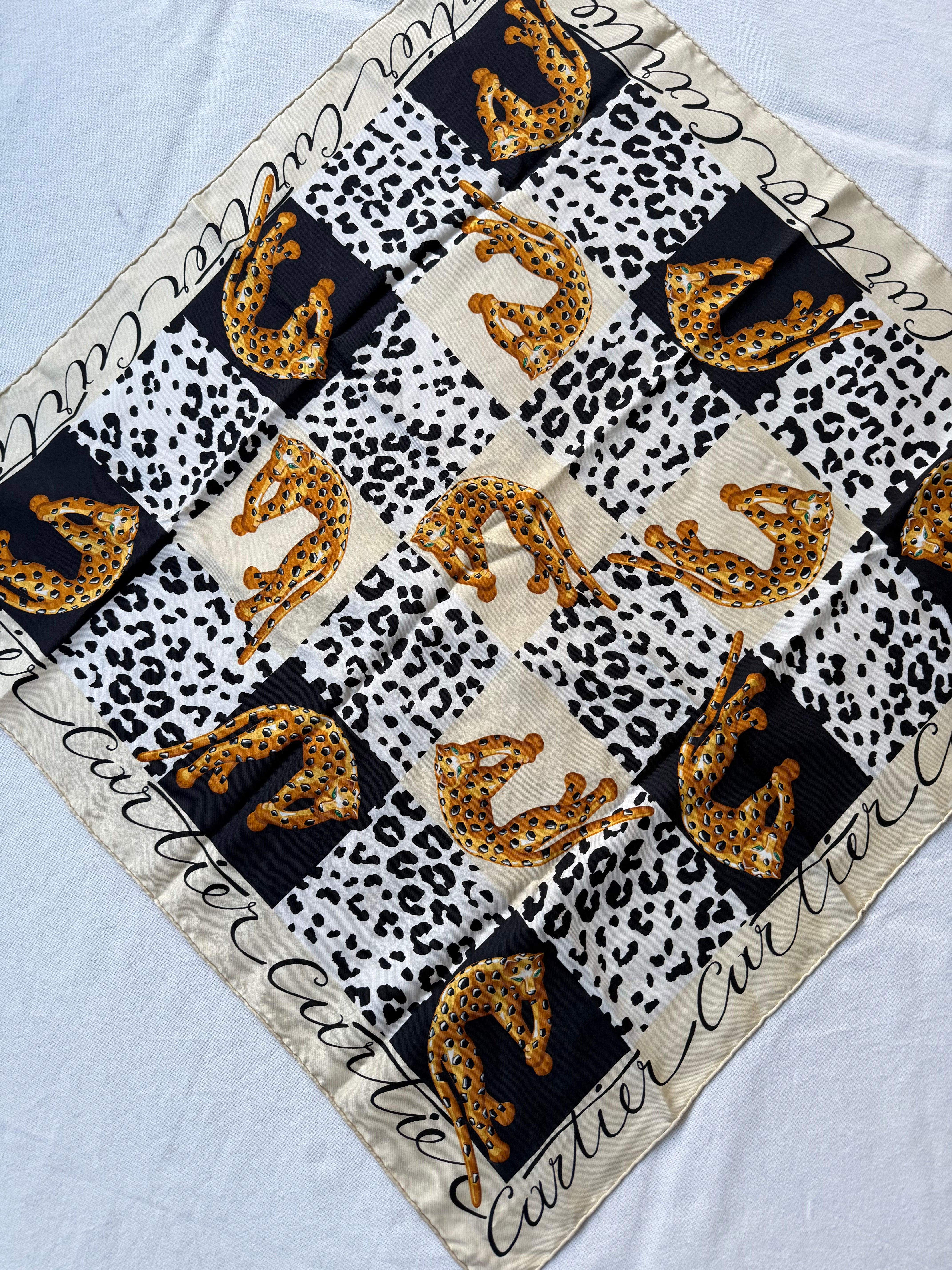 Foulard Cartier – Modèle beige et panthères