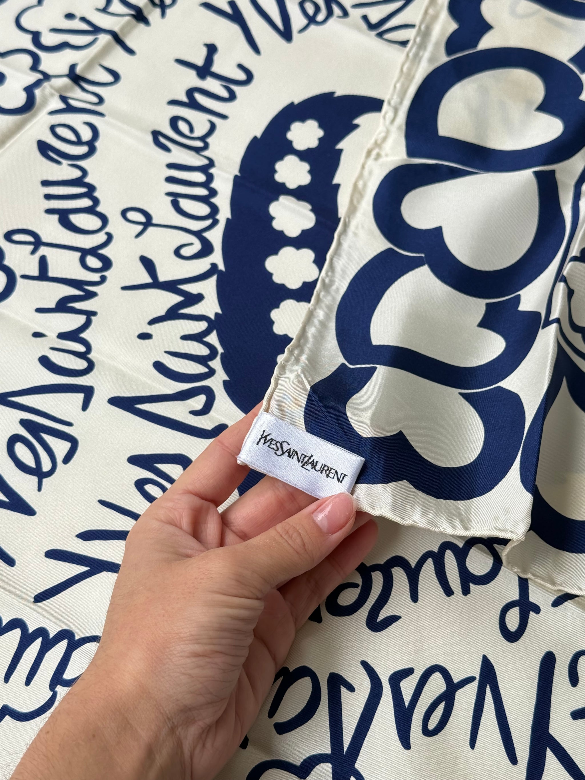 Foulard Yves Saint Laurent – Cœurs et fleurs