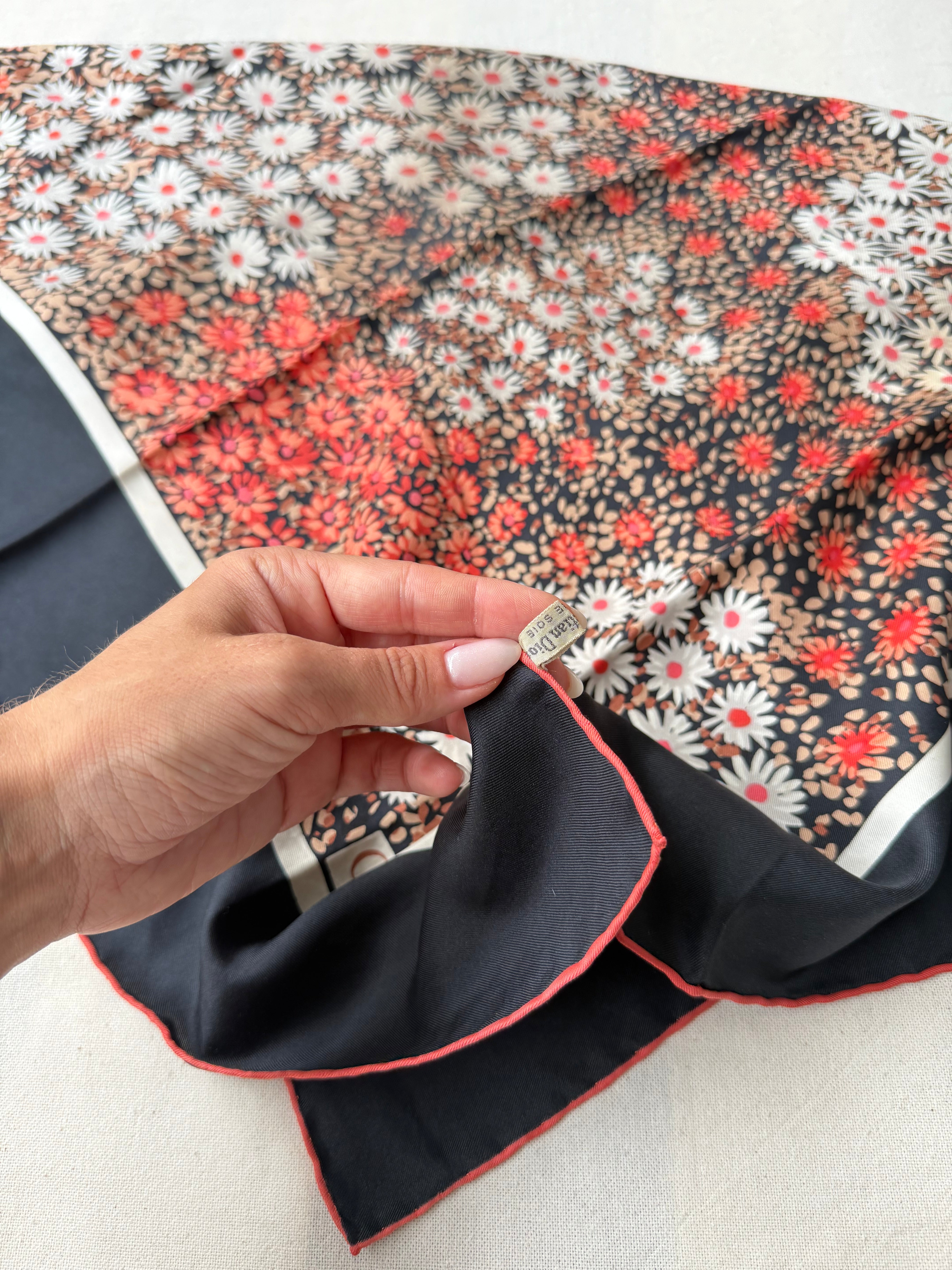 Foulard Christian Dior – Modèle noir à fleurs