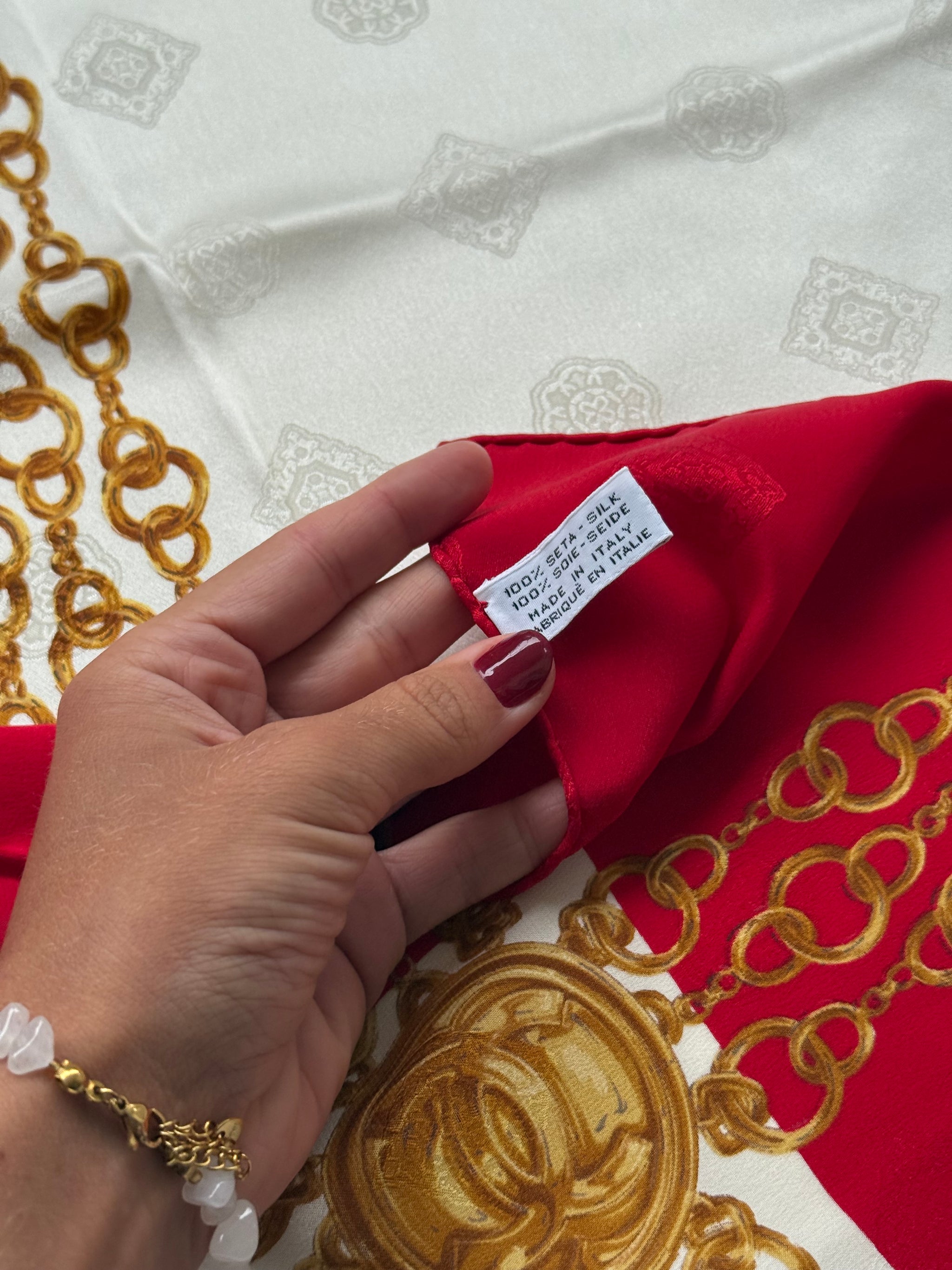Foulard Chanel - Modèle rouge et blanc avec chaînes dorées