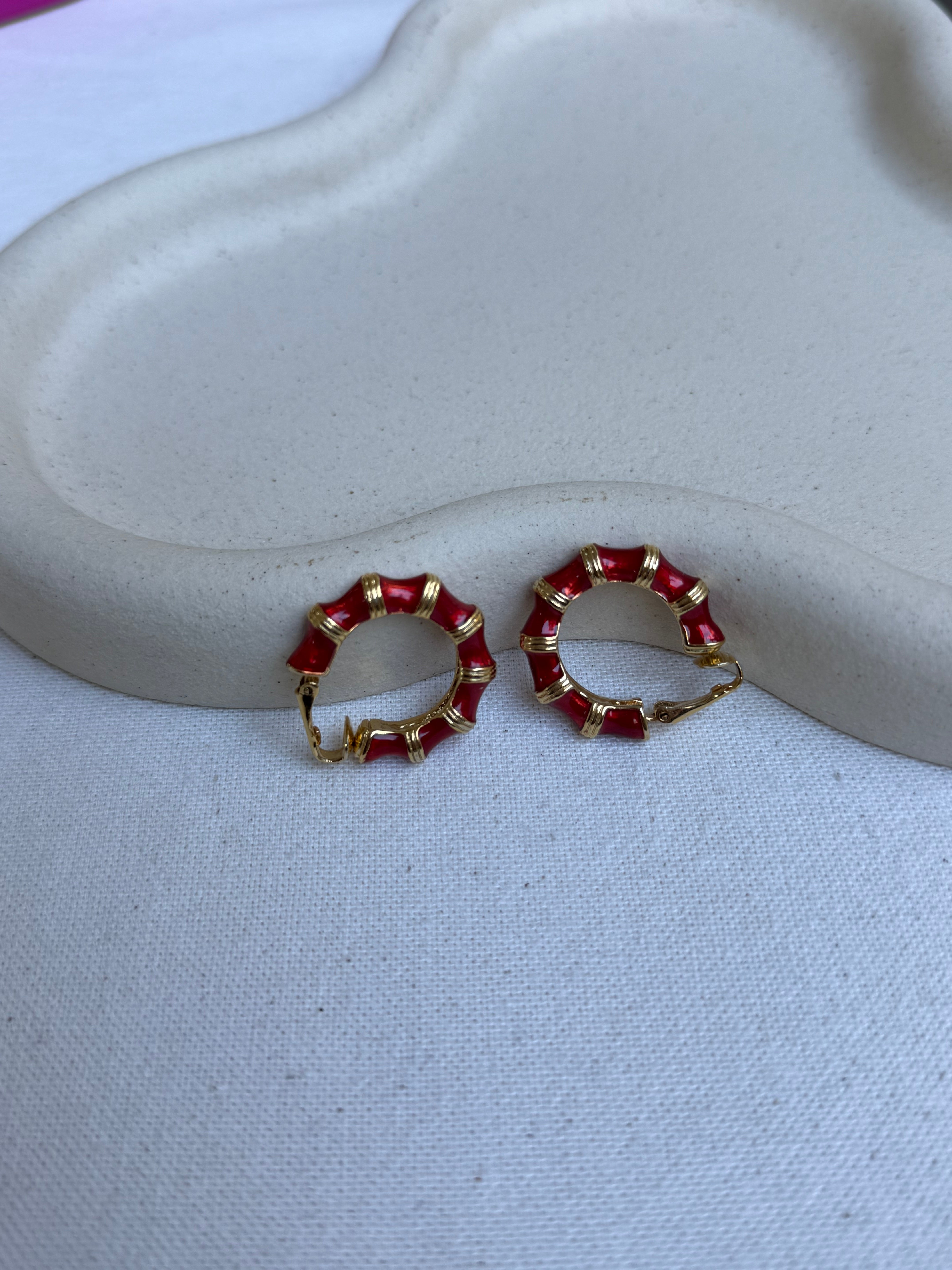 Boucles d’oreilles Kenneth Jay Lane vintage - Créoles effet bambou rouge et doré