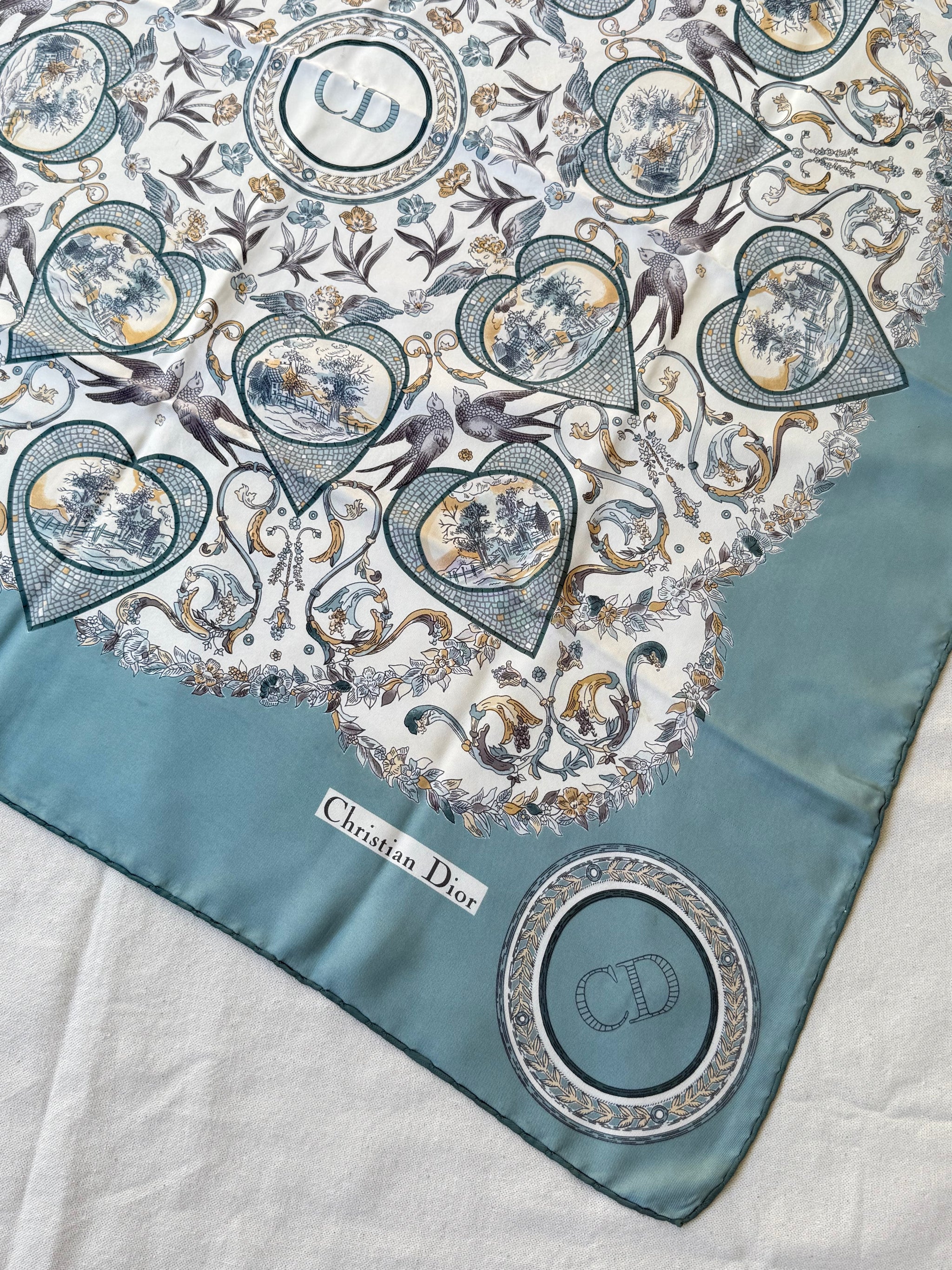 Foulard Christian Dior – Modèle cœurs bleu ciel